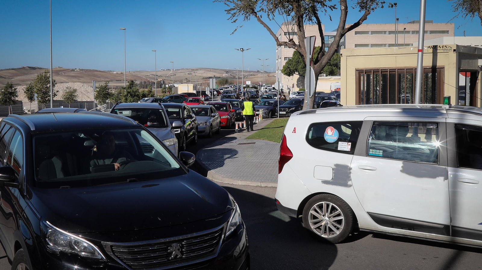 Caos en el Hospital de Jerez por la afluencia masiva de usuarios para hacerse la PCR