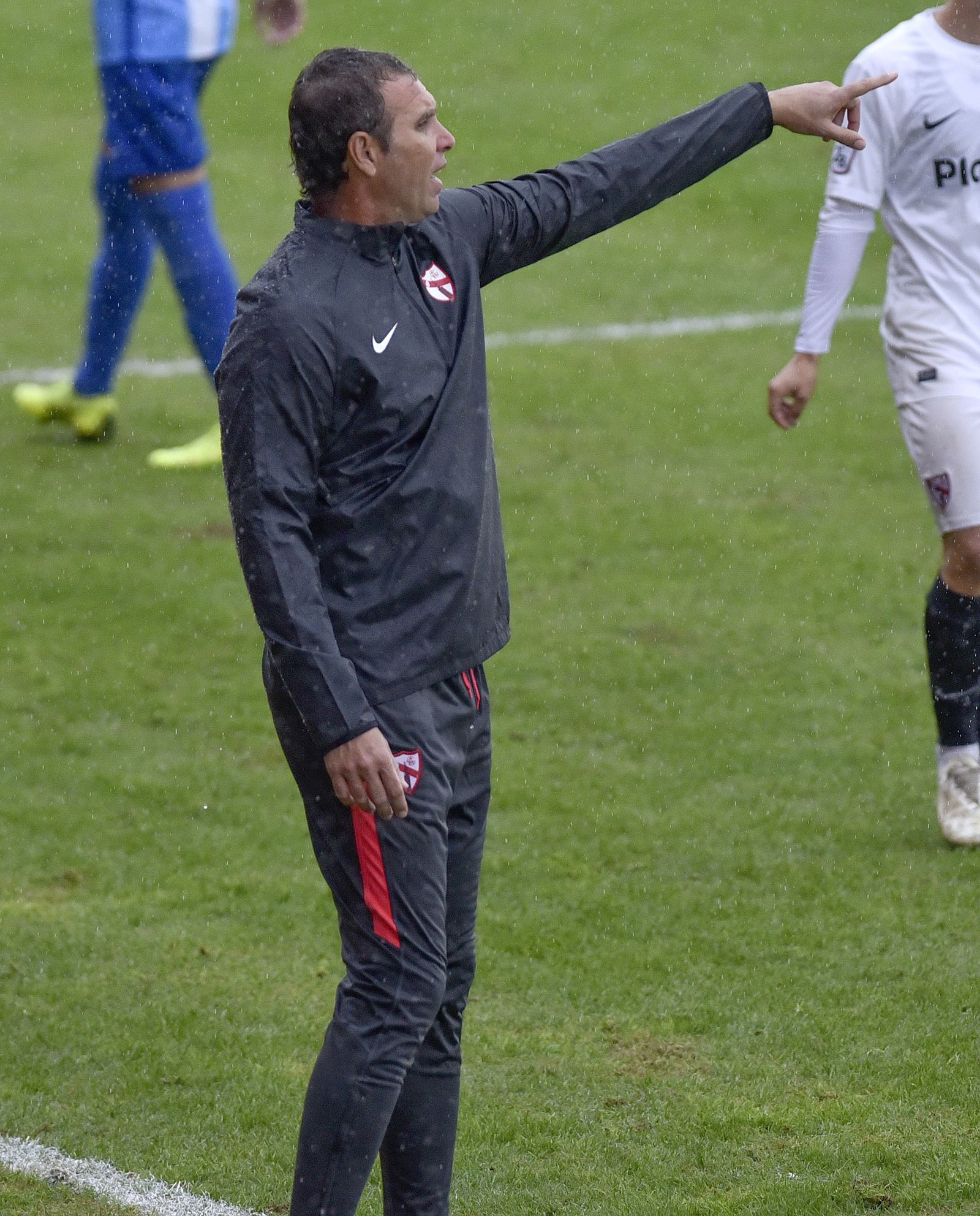 Luci da indicaciones a sus futbolistas en un partido anterior