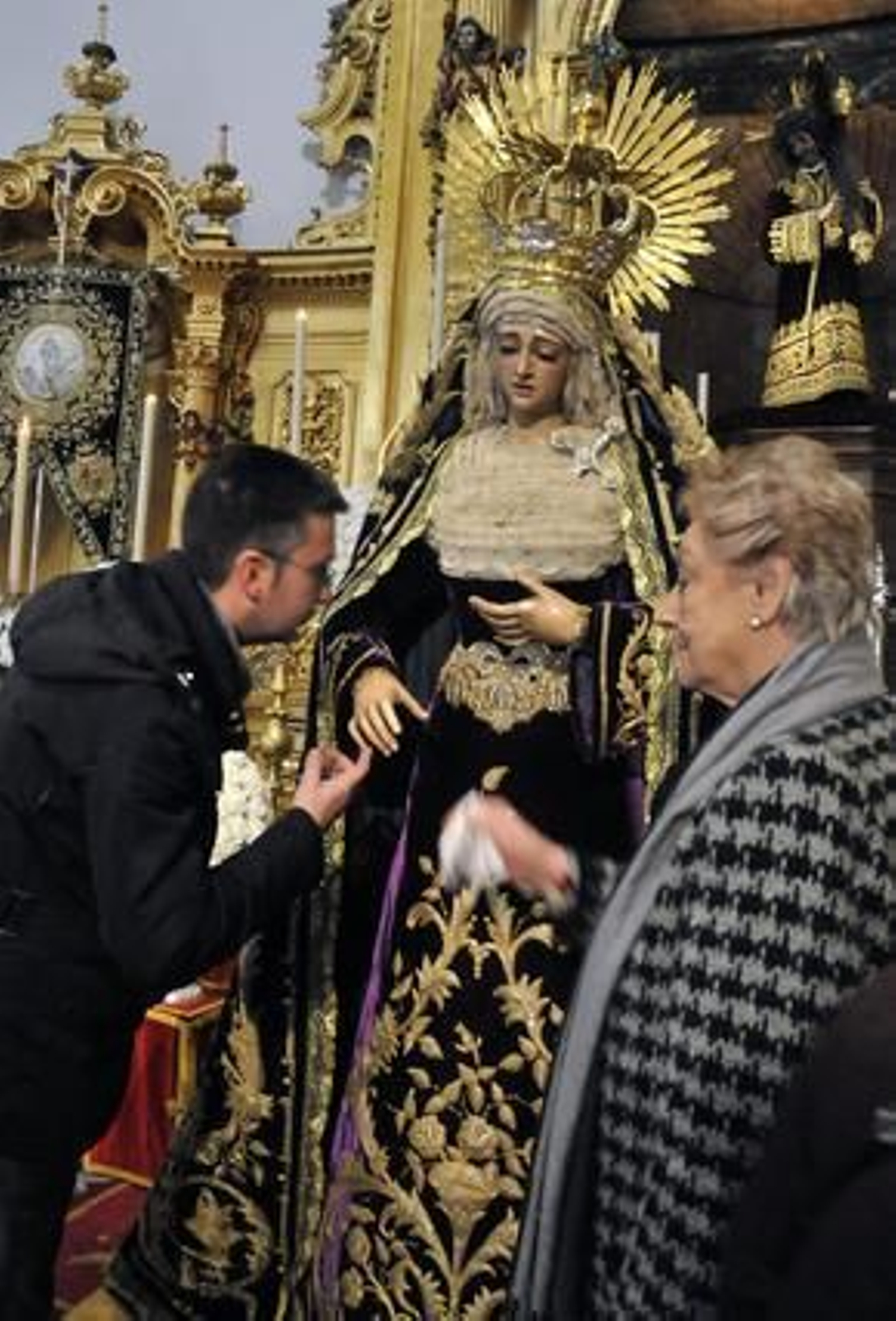 La Virgen del Mayor Dolor y Traspaso en besamano, con el Gran Poder de fondo.

Foto: Juan Carlos Vázquez
