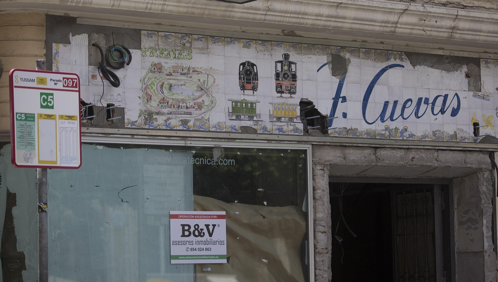 Los destrozos en el azulejo de la antigua juguetería