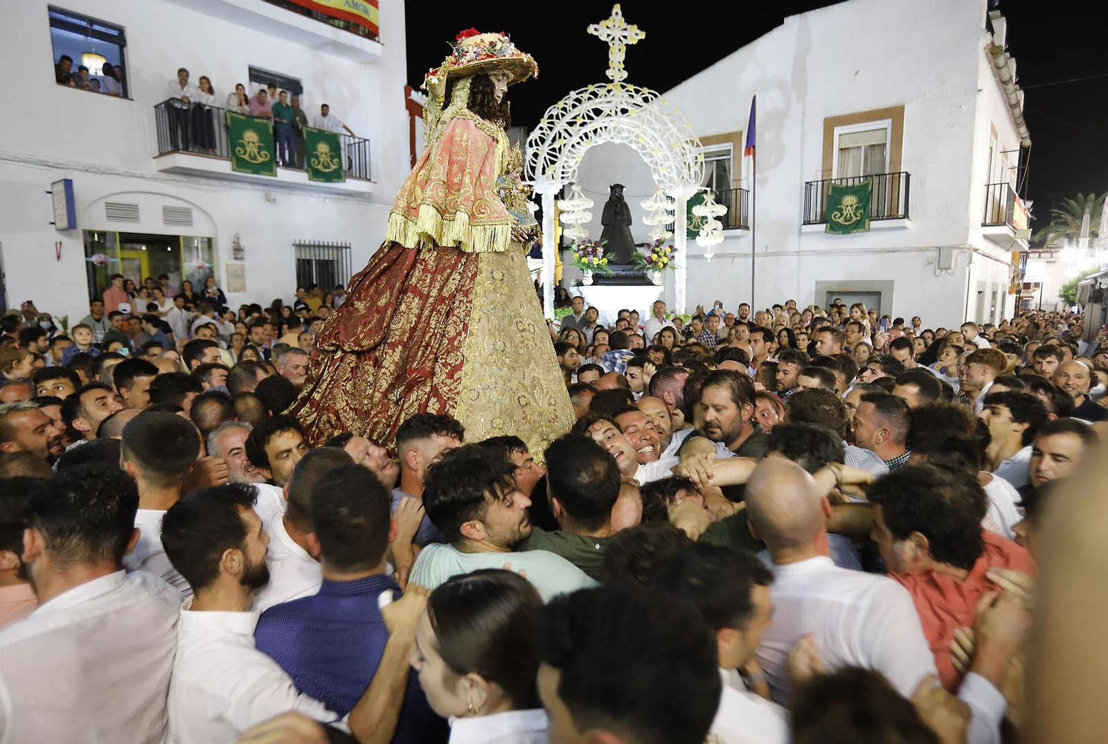 La Virgen del Rocío recorre las calles de Almonte hacia el Chaparral para el inicio del Camino de los Llanos