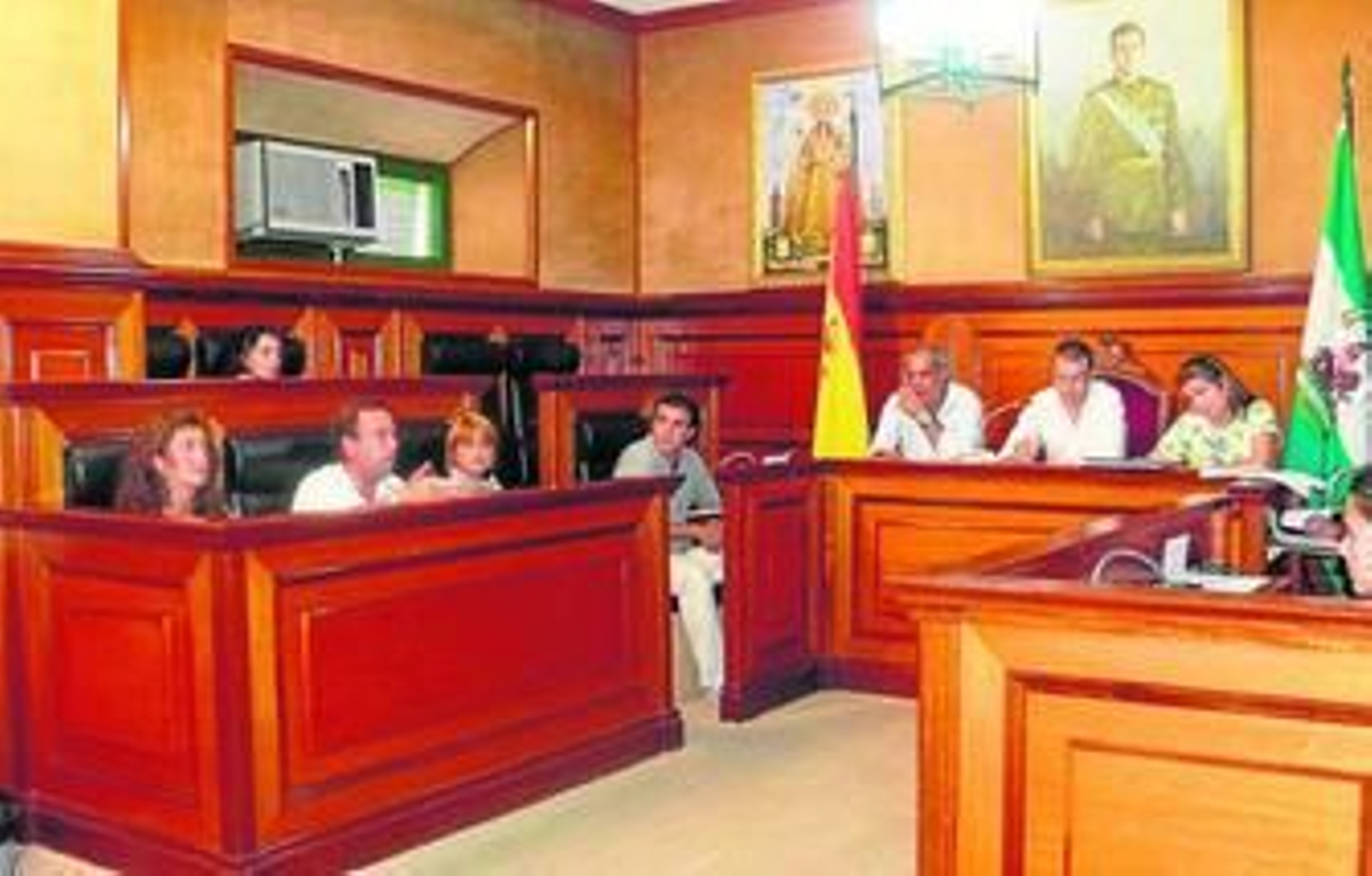 Rubén Rodríguez, en solitario en su sillón del salón de plenos, en el centro.