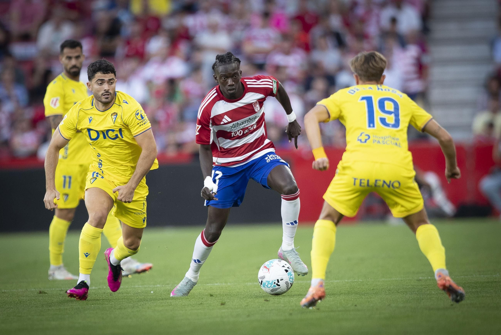 Un instante del partido Granada-Cádiz.