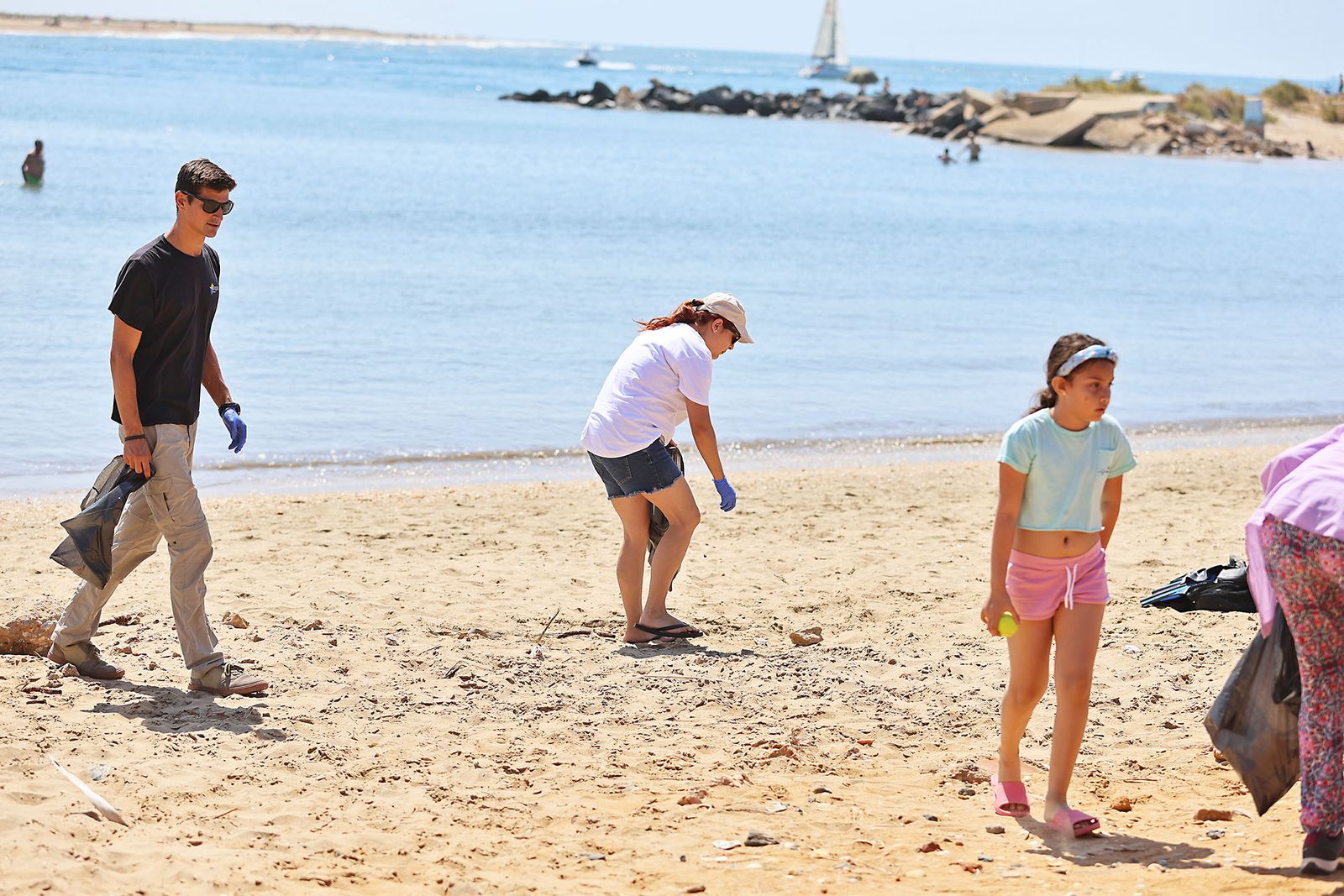 Imágenes de la gran recogida de residuos abandonados en el marco de la octava edición de '1m2 contra la basuraleza'. En la playa de la Canaleta.