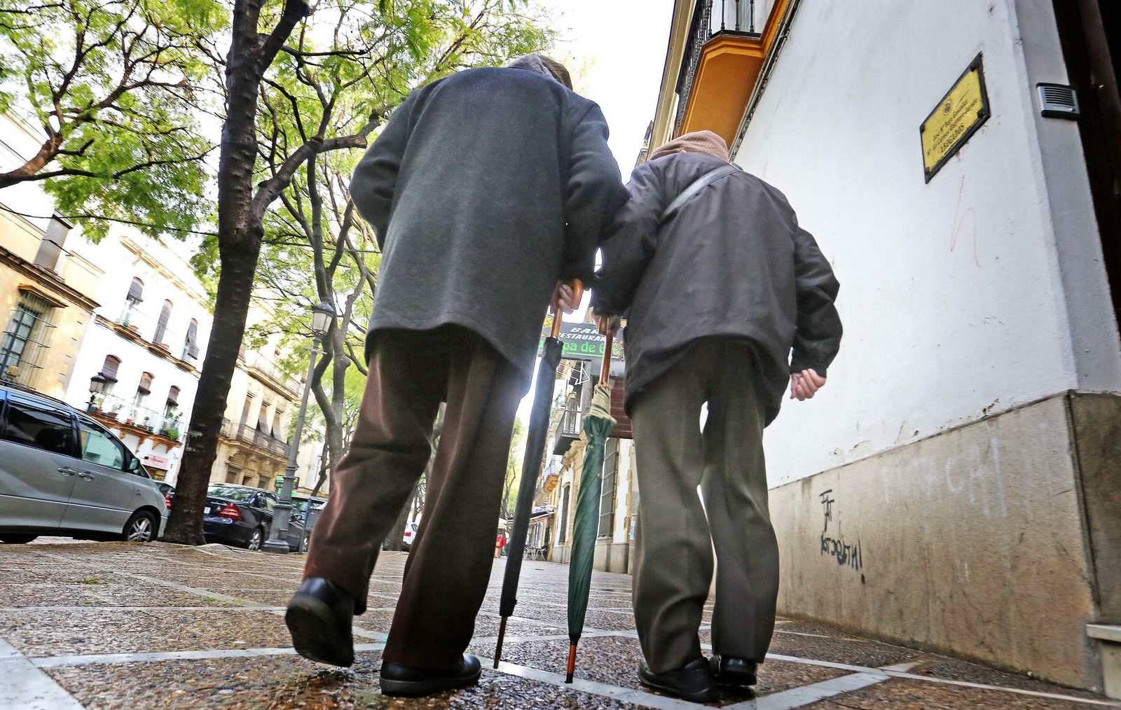 Dos ancianos pasean por una calle de Jerez.