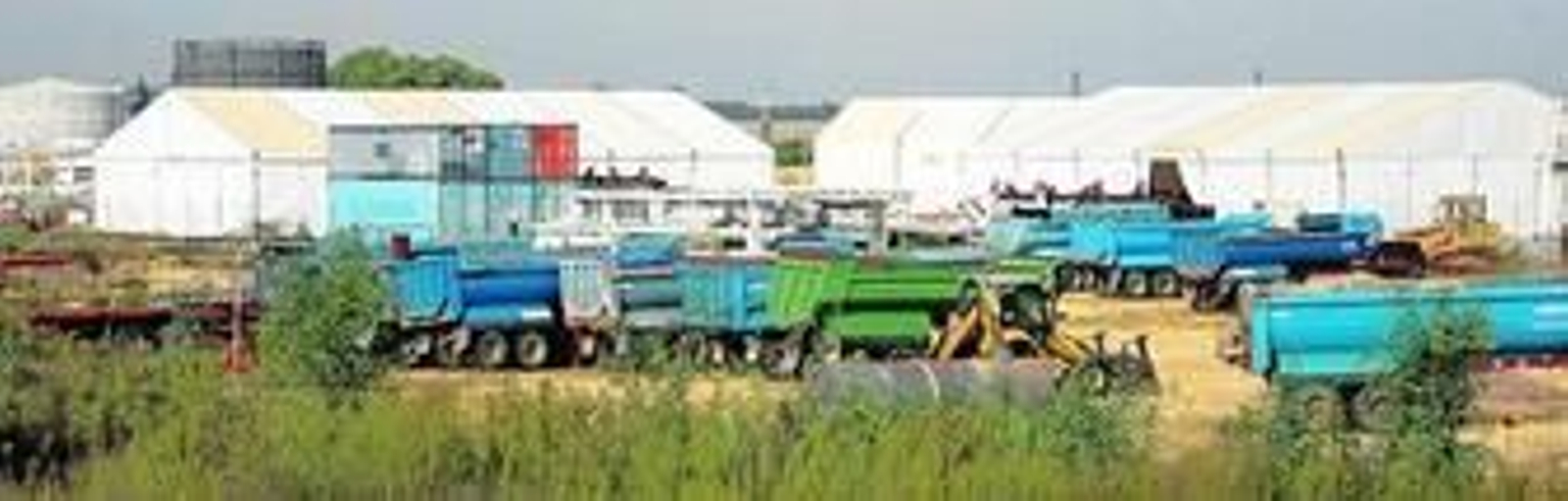 La tuneladora de la SE-40 sigue almacenada en dos carpas en Coria y está tan parada como la obra de los túneles bajo el río.