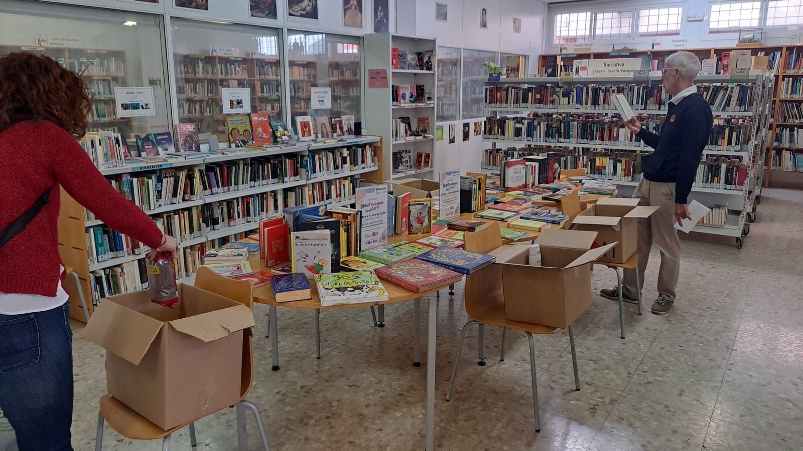 El ‘Bibliotrueque solidario’ de la Red Municipal de Bibliotecas de Sevilla recauda más de una tonelada de alimentos en una semana