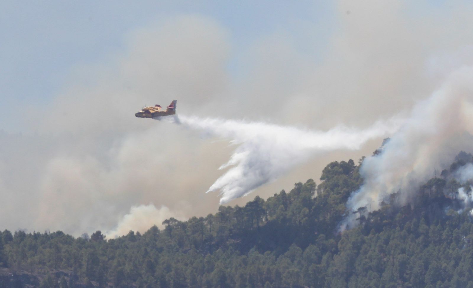 Un hidroavión suelta su carga sobre un foco.