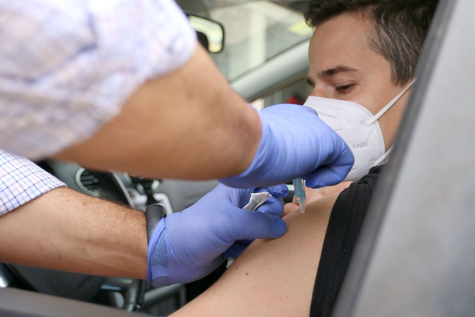 Almería sigue vacunando, lo que está reduciendo los contagios.