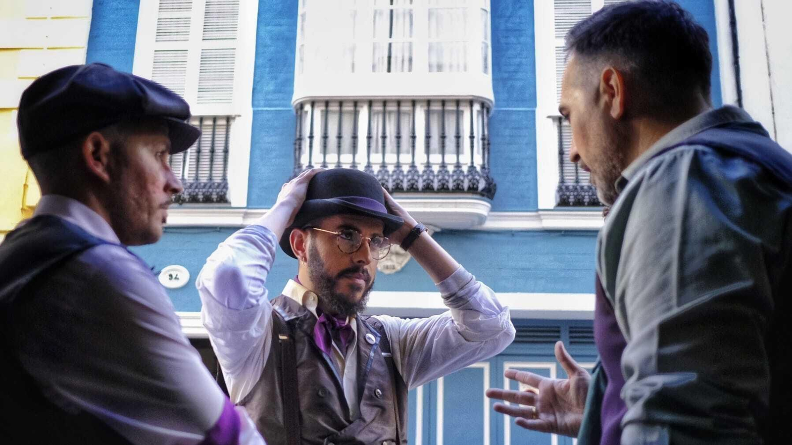 Componentes de la comparsa 'El club de los ignorantes' , conversan en la puerta del local que usaron de vestuario.