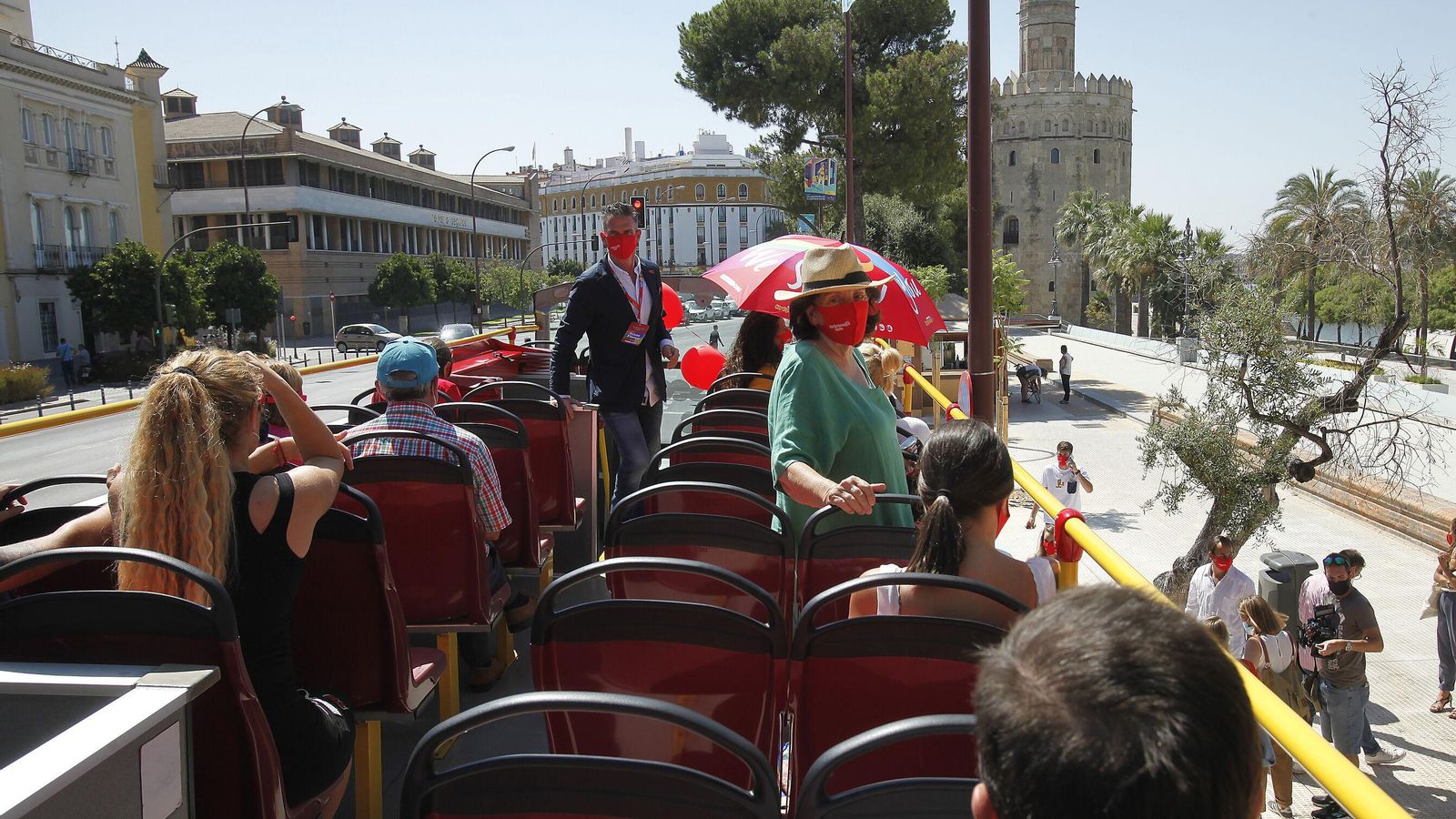 Turistas en otra de las empresas de autobuses turísticos.