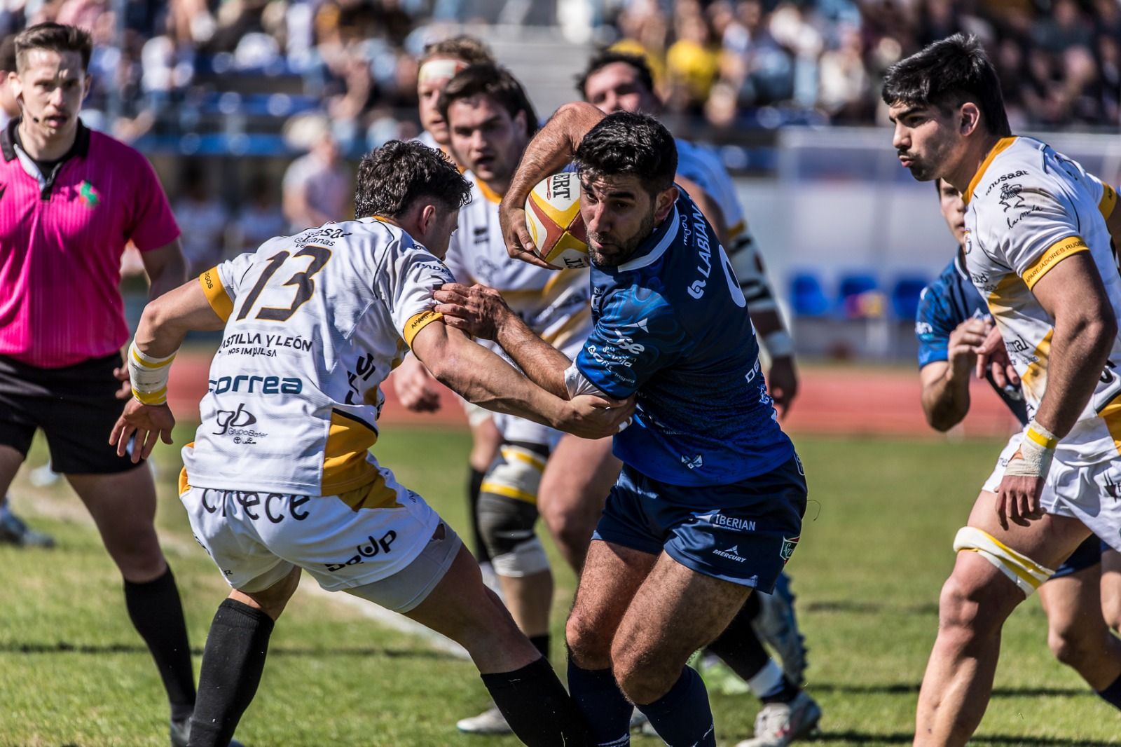 Coco Roldán intenta avanzar con el balón en el partido de su despedida.
