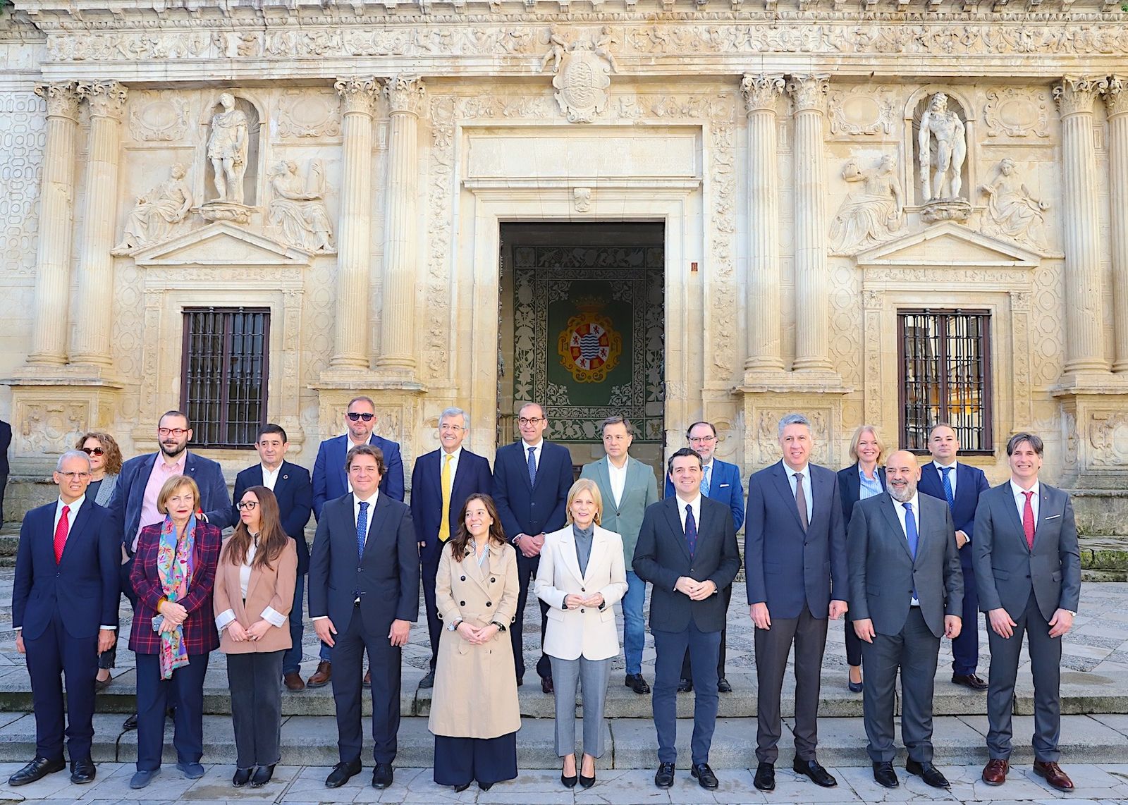 La alcaldesa de Jerez, María José García-Pelayo, recibe a los miembros de la FEMP.