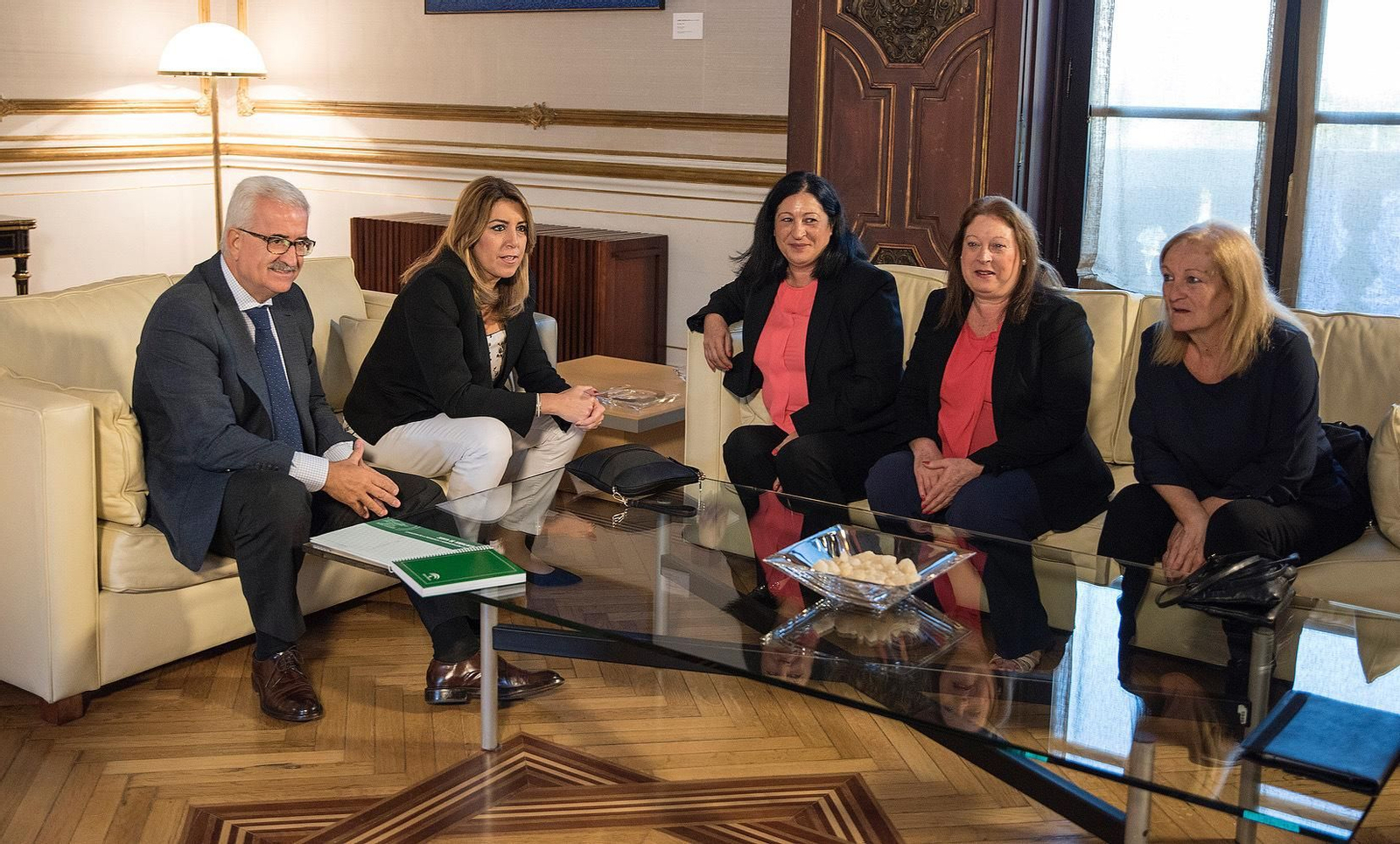 Jiménez Barrios y Susana Díaz, en una reunión con las hermanas de García Caparrós.