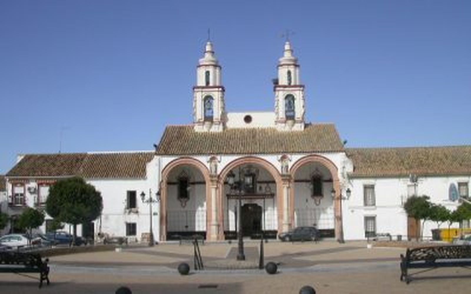 Plaza de la iglesia de La Carlota.