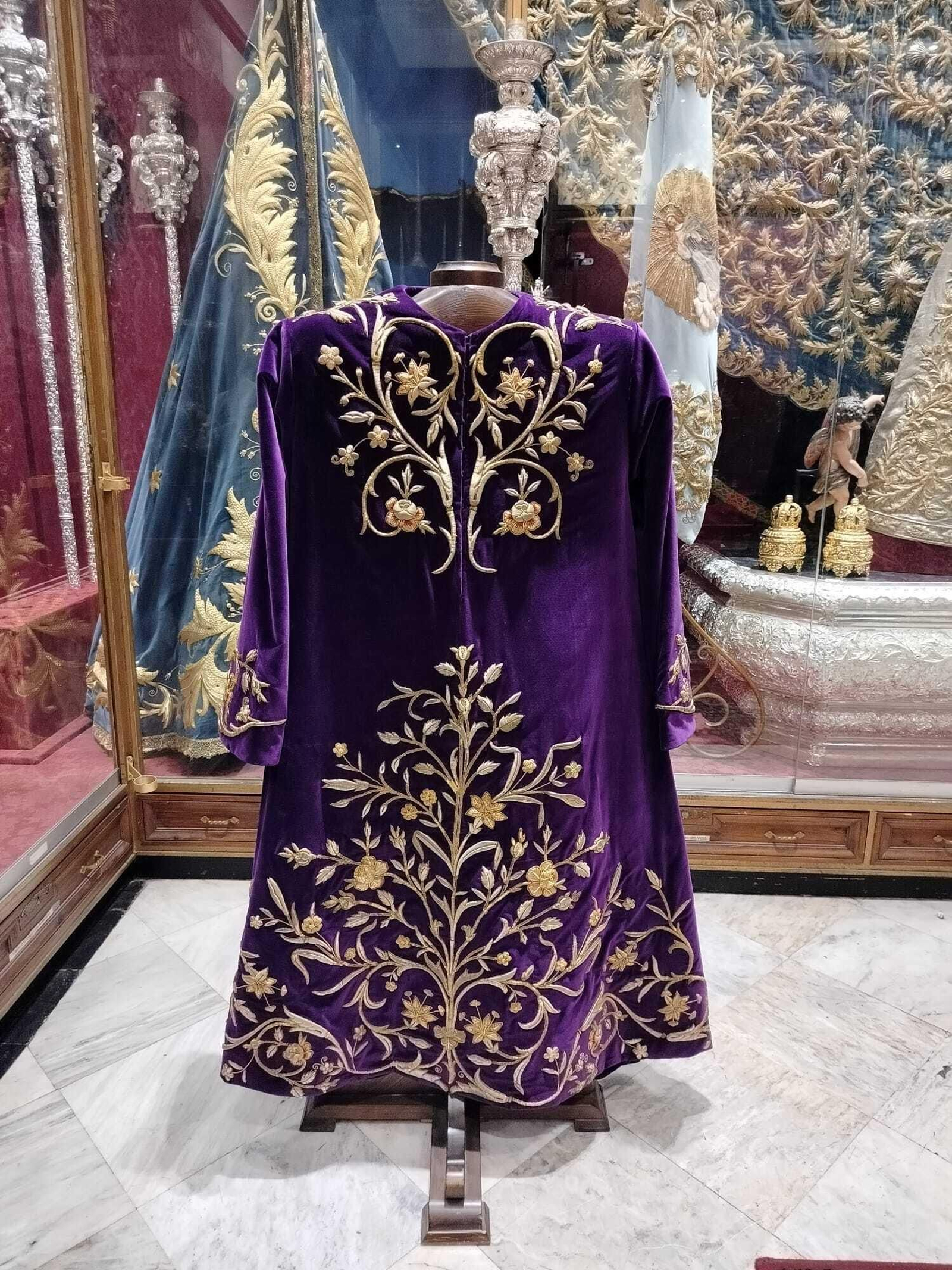 Detalle de la túnica de delantal que Grande de León ha restaurado.