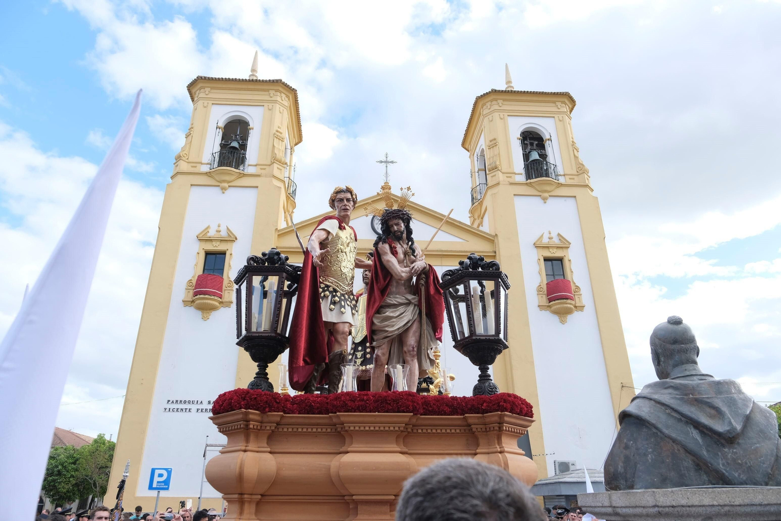 La hermandad de la Presentación al Pueblo, saliendo de la parroquia de San Vicente Ferrer. La hermandad de la Presentación al Pueblo, saliendo de la parroquia de San Vicente Ferrer.