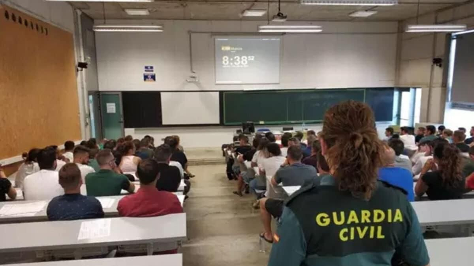 Una mujer vigila un examen de la Guardia Civil