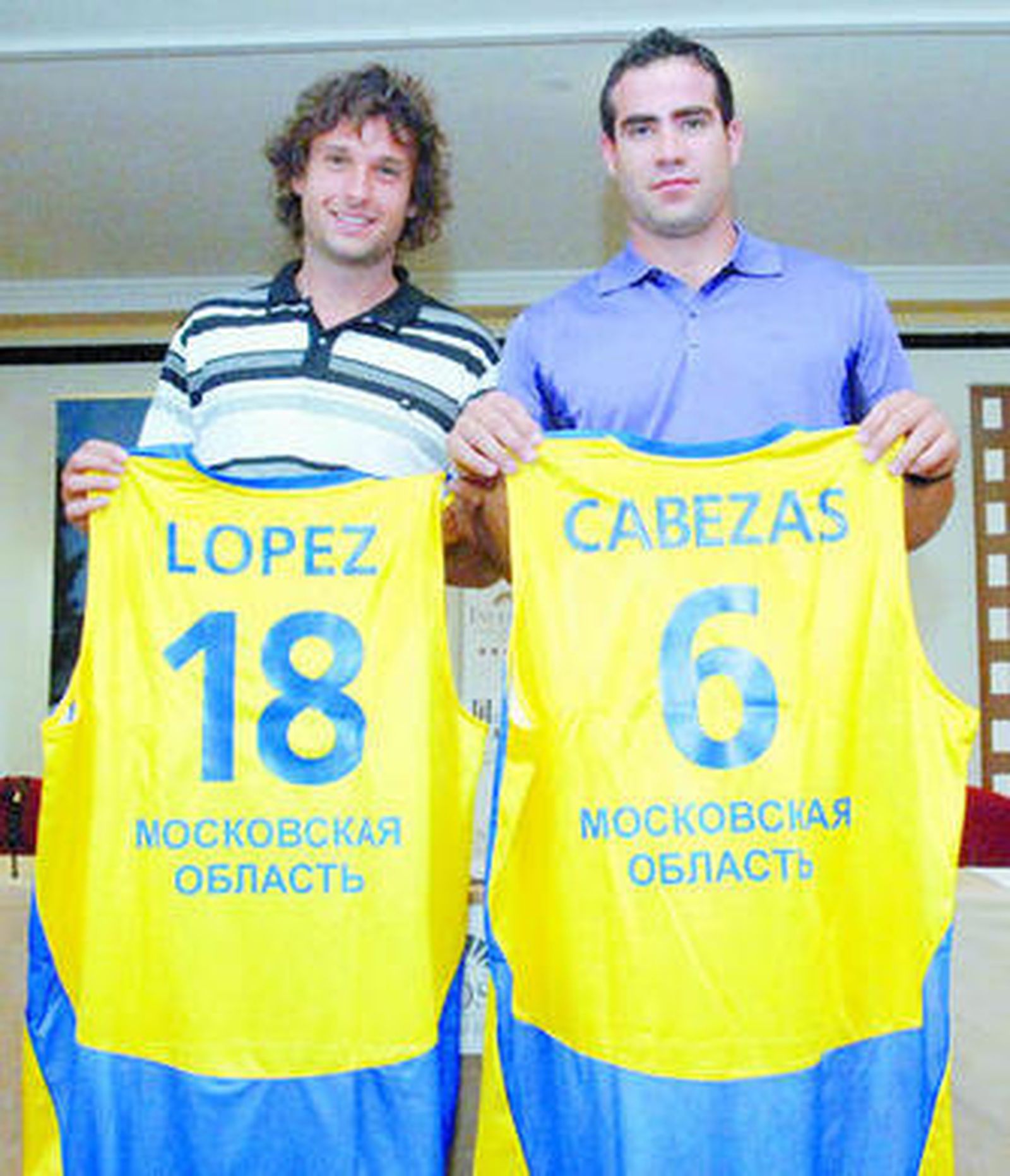 Raúl López y Carlos Cabezas posan con la camiseta del Khimki.