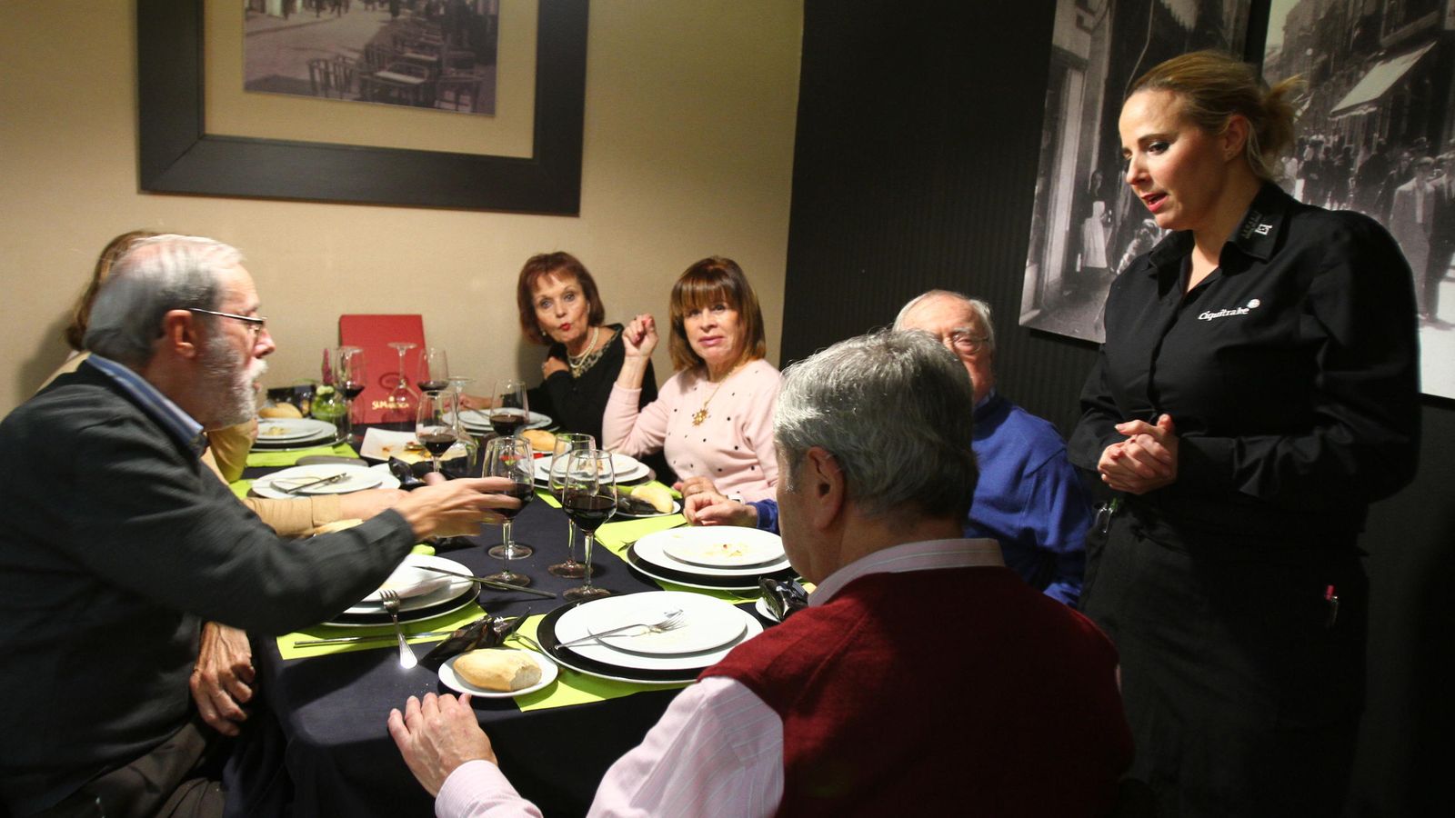 Una reunión come en el restaurante Ciquitrake.
