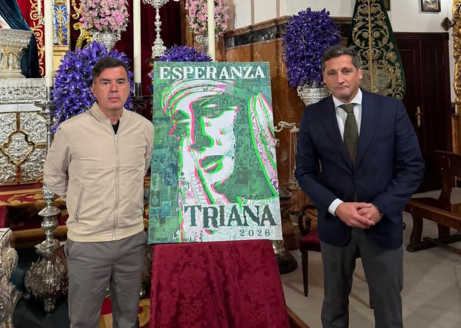 El cartel de la Esperanza de Triana, flanqueado por Pedro Oliva, el autor; y Guillermo Revuelta, teniente de hermano mayor.