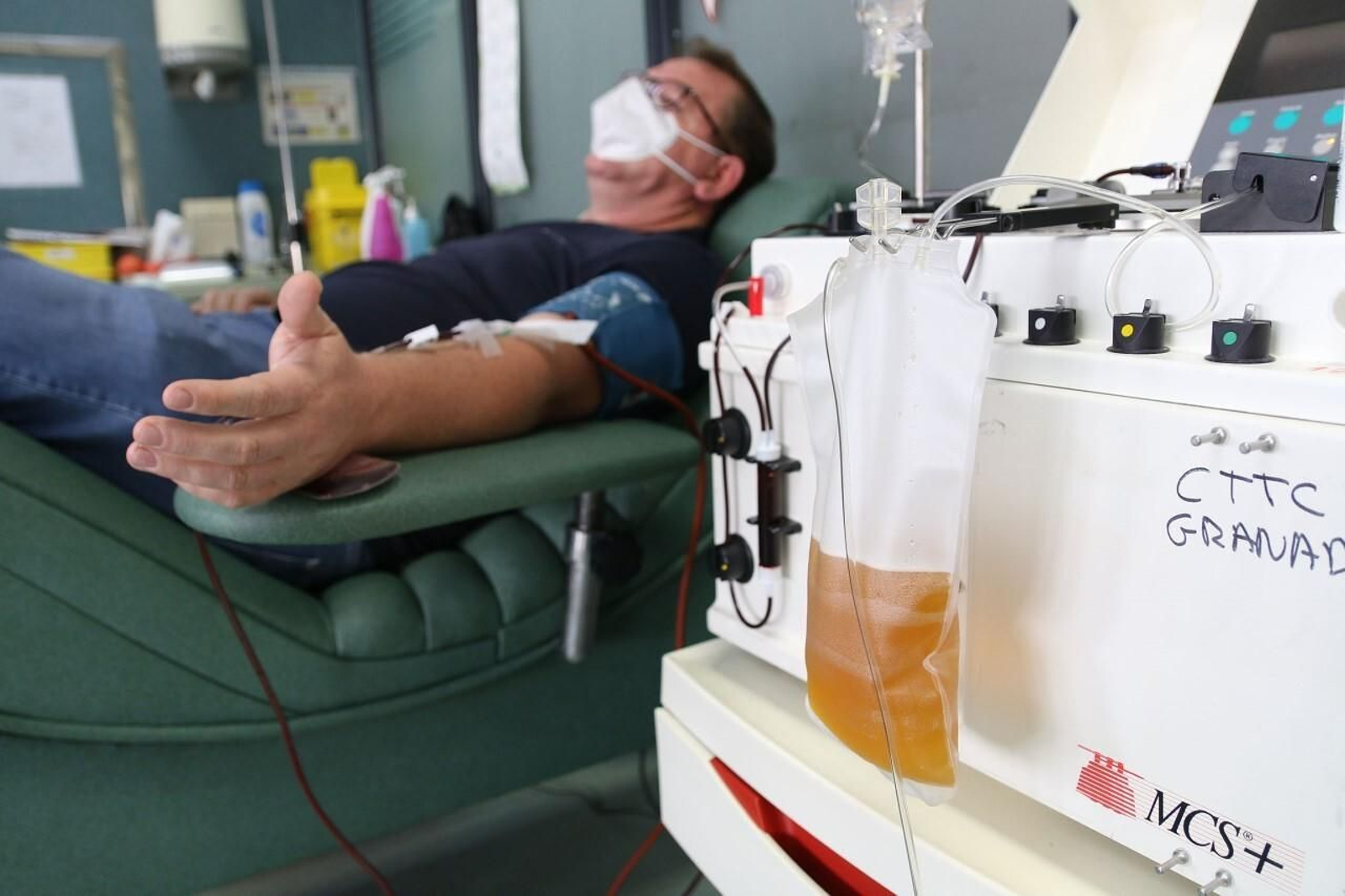 El plasma hiperinmune de 63 almerienses, una valiosa medicina para los enfermos COVID