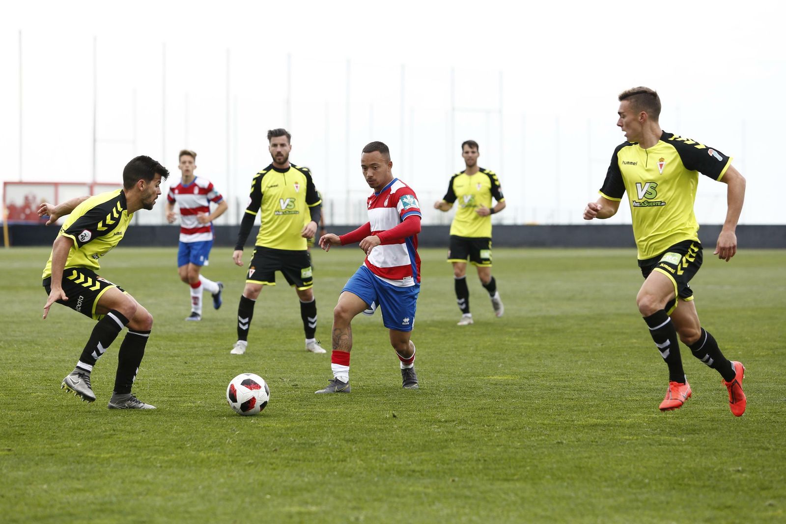Juancho trata de marcharse de la presión de contrarios.