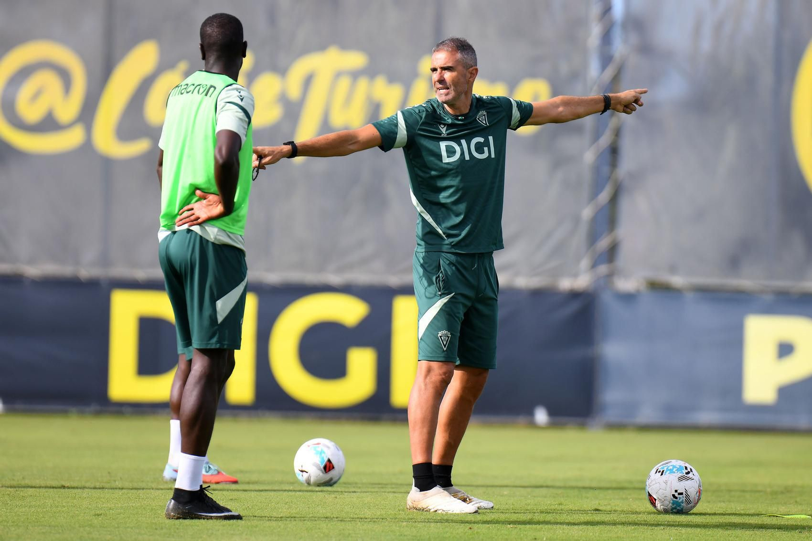 Garitano da instrucciones en un entrenamiento.
