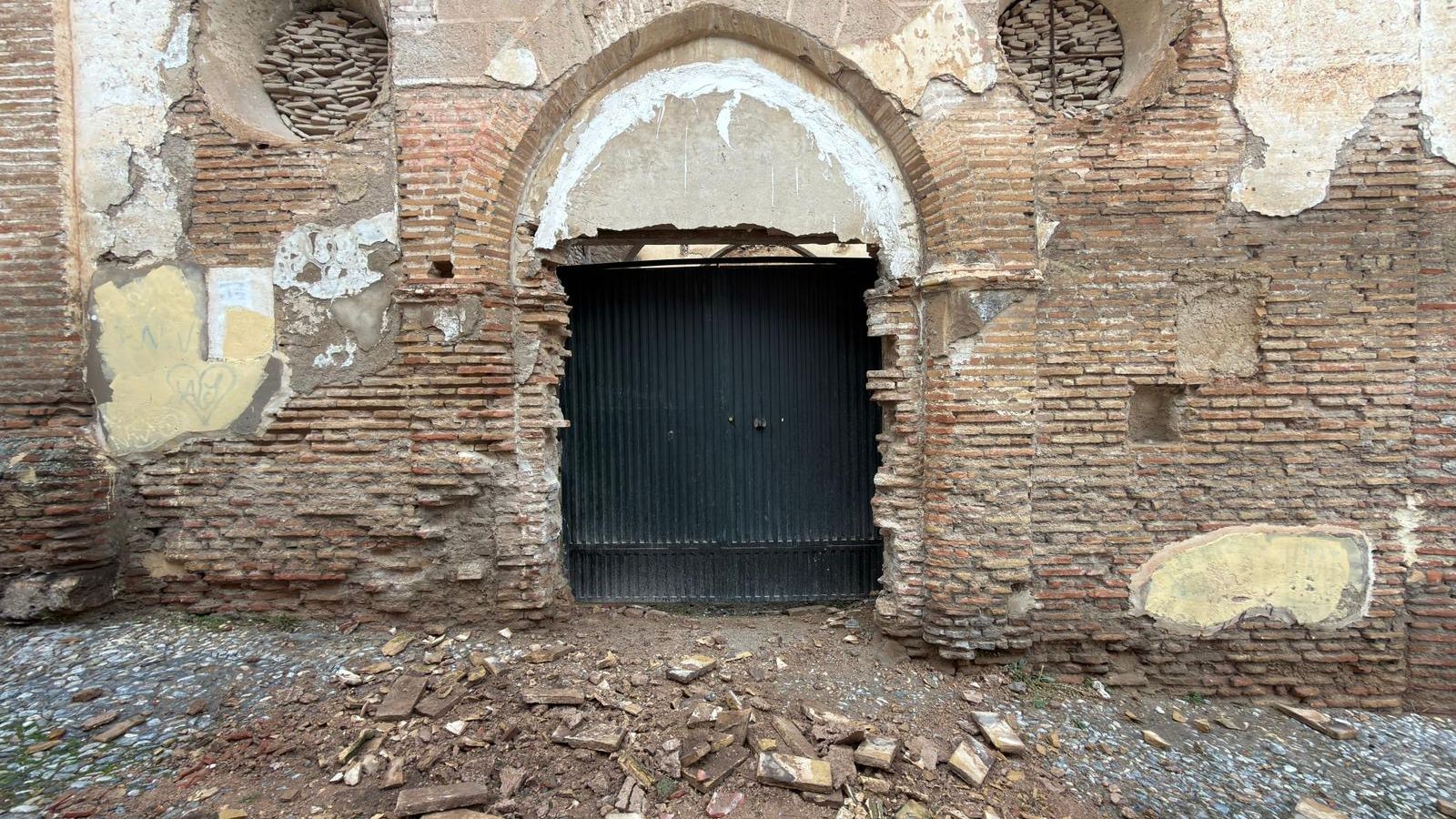 Desprendimiento de parte de una pared de la iglesia de San Luis, en el Albaicín