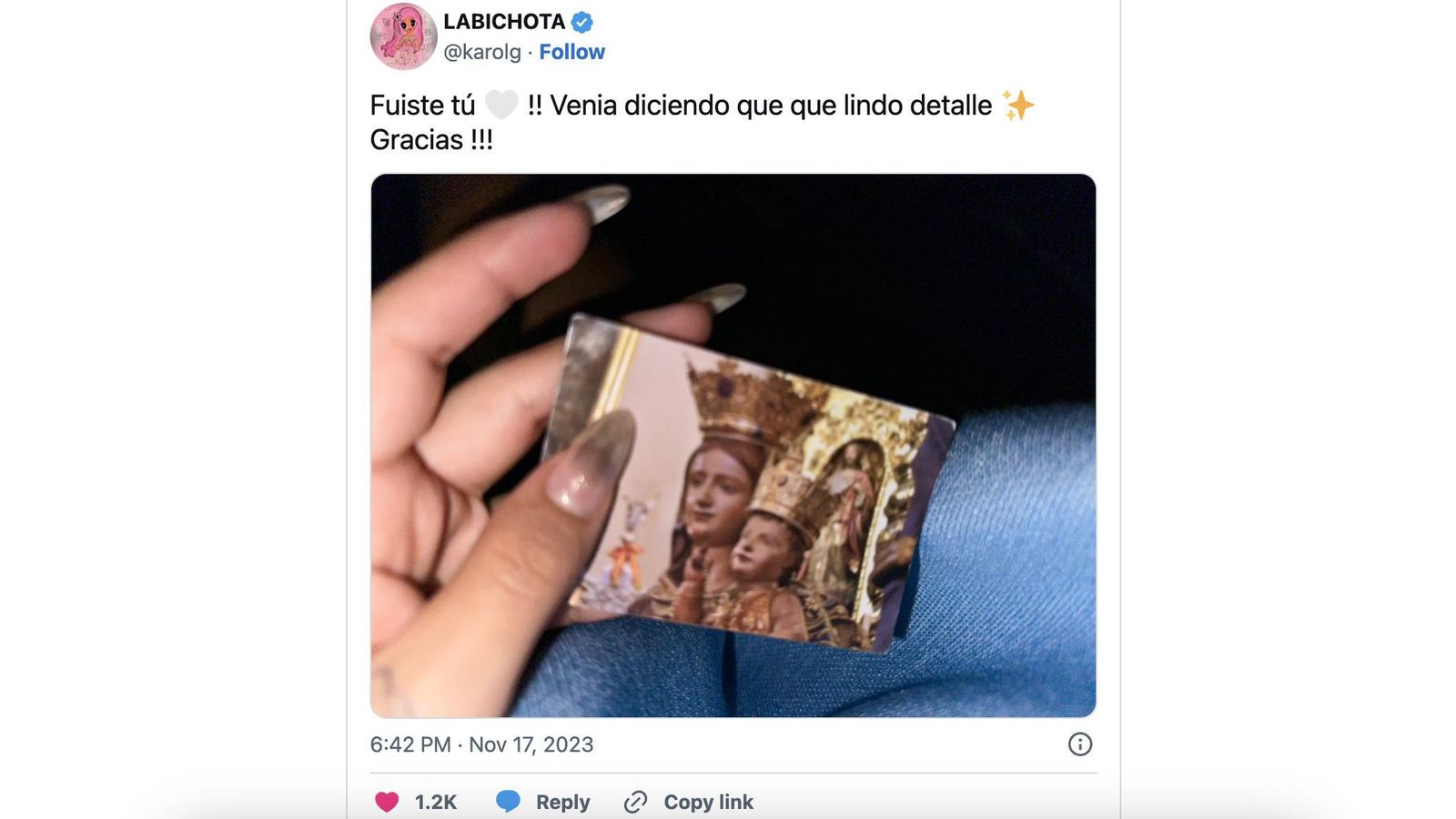 Karol G mostrando a la Virgen de la Bella de Lepe