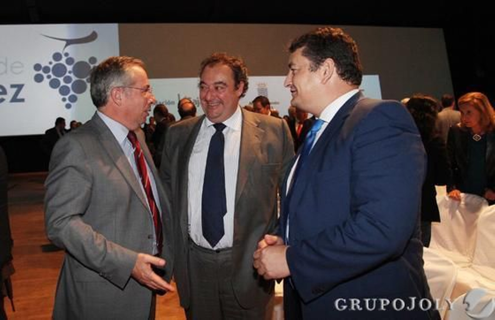 El subdelegado del Gobierno en la provincia, Javier de Torre, conversa con el director general del Grupo Joly, Tomás Valiente, y el presidente del PPde Cádiz, Antonio Sanz. 

Foto: Pascual · Vanesa Lobo