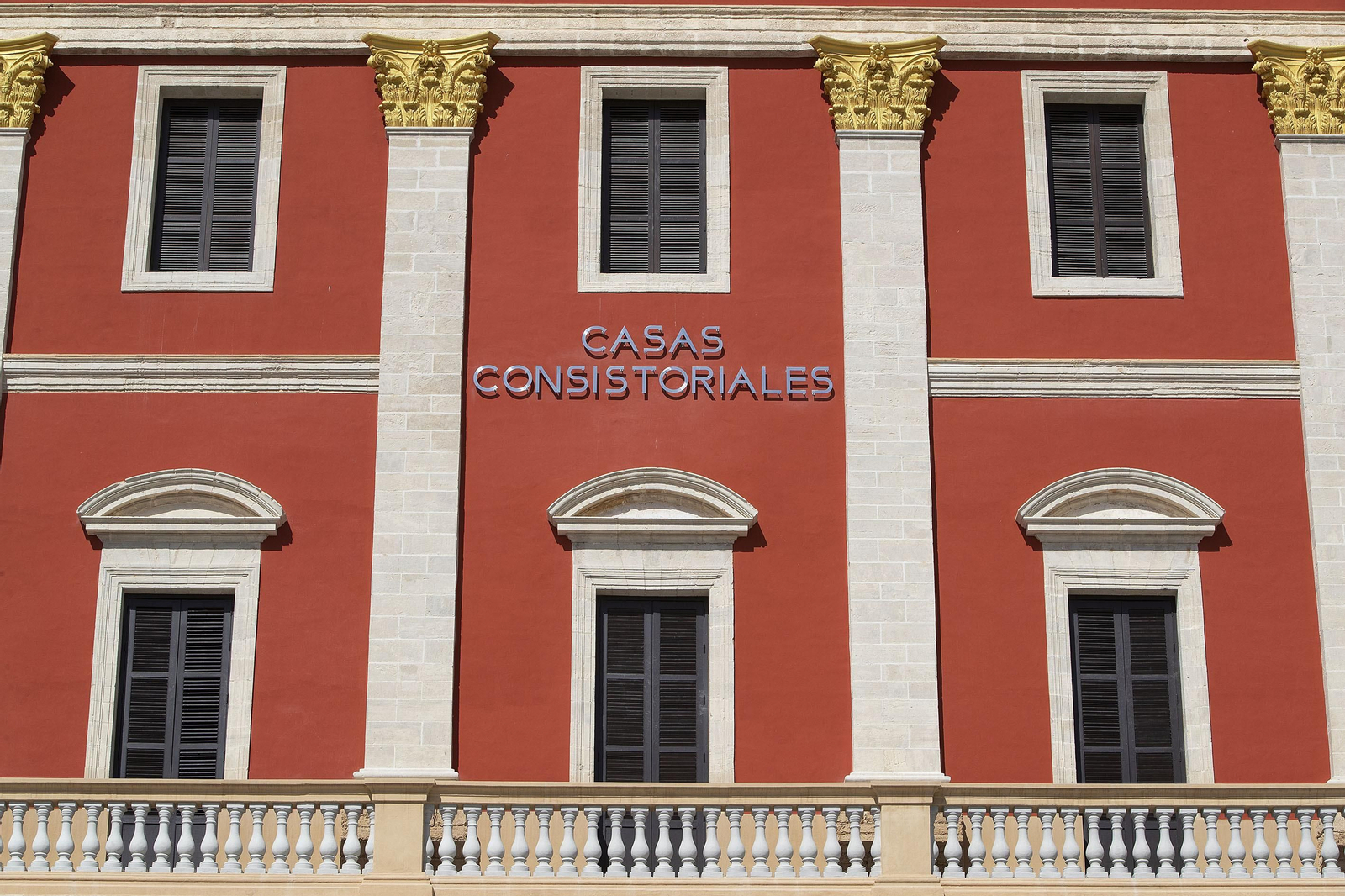 Fachada principal del Ayuntamiento tras la rehabilitación