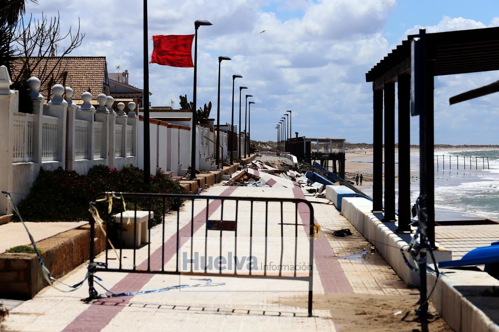 Imágenes de la zona de la playa de Matalascañas más afectada por el temporal