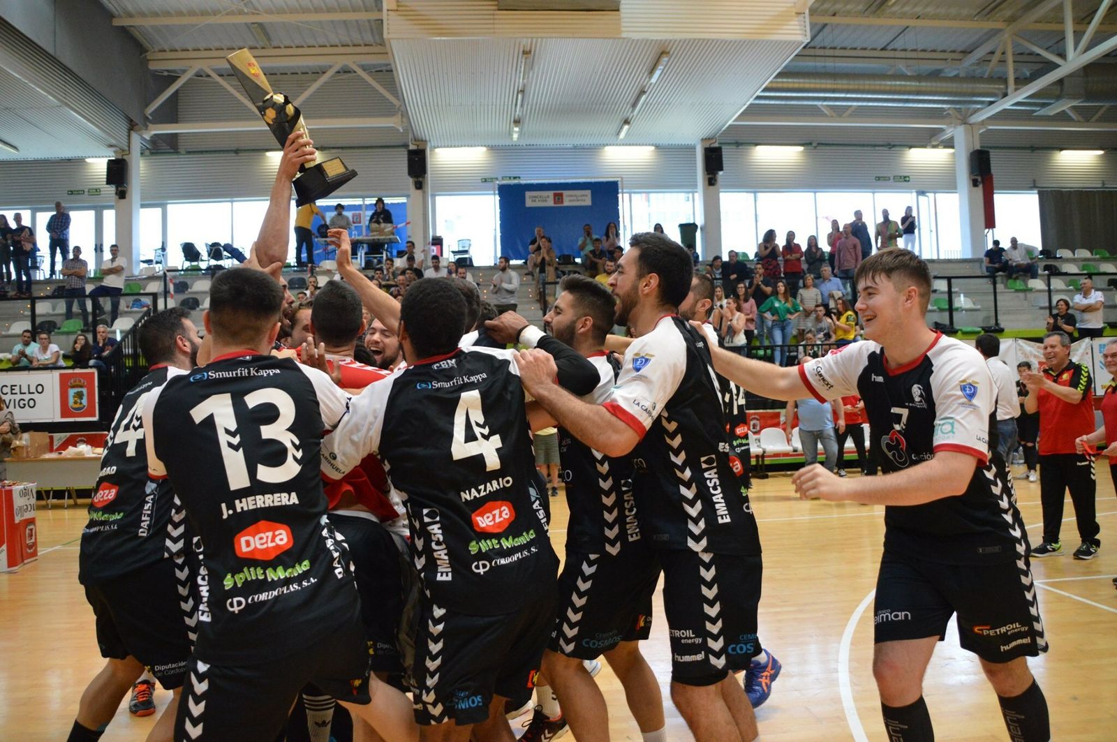 Los jugadores del Cajasur CBM celebran su reciente ascenso a la División Honor Plata.