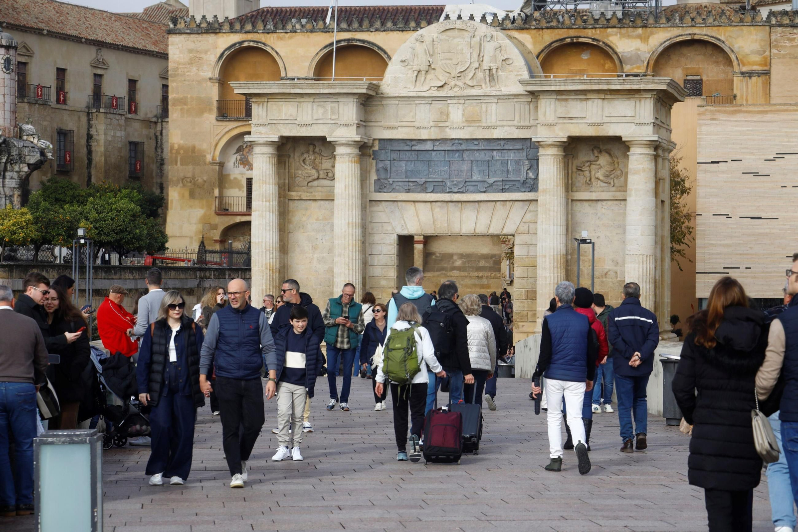 Los turistas 'toman' Córdoba en el puente de la Constitución