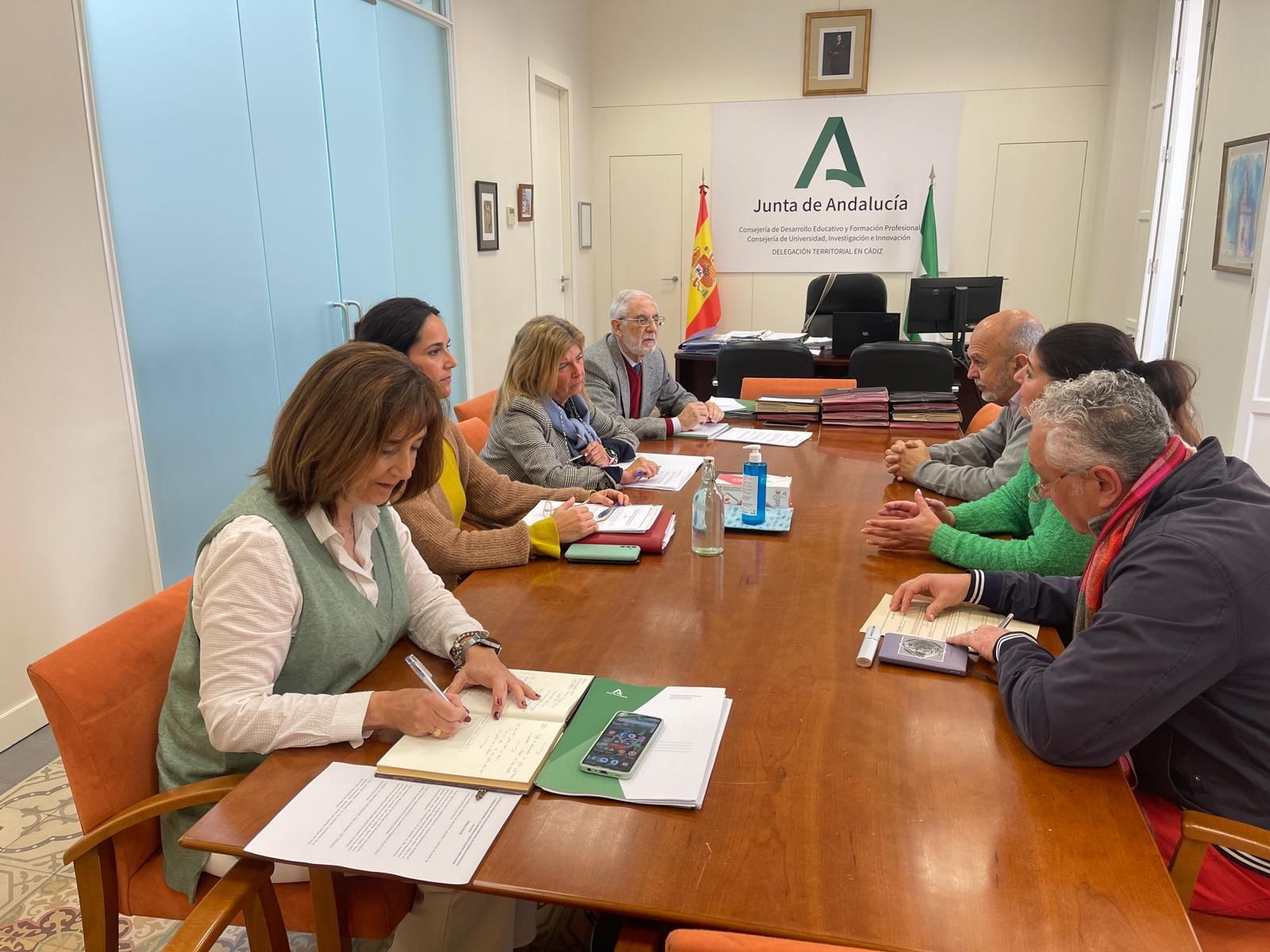 Encuentro de la Federación de Asociaciones de Padres y Madres local con la delegada territorial de la Consejería de Educación.