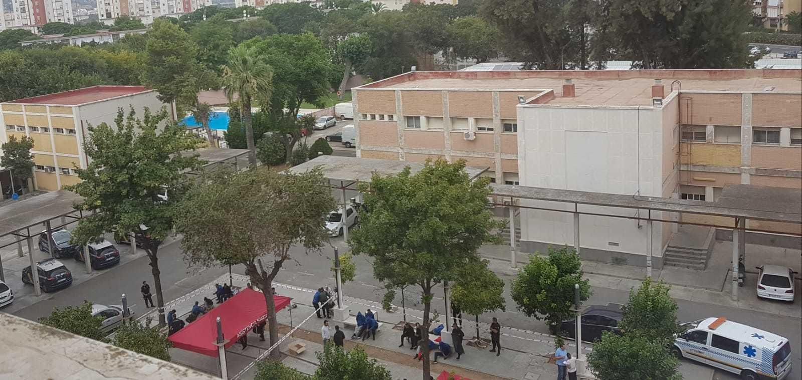 Algunos de los menores, en dependencias de la Policía Nacional en Sevilla antes de su traslado.