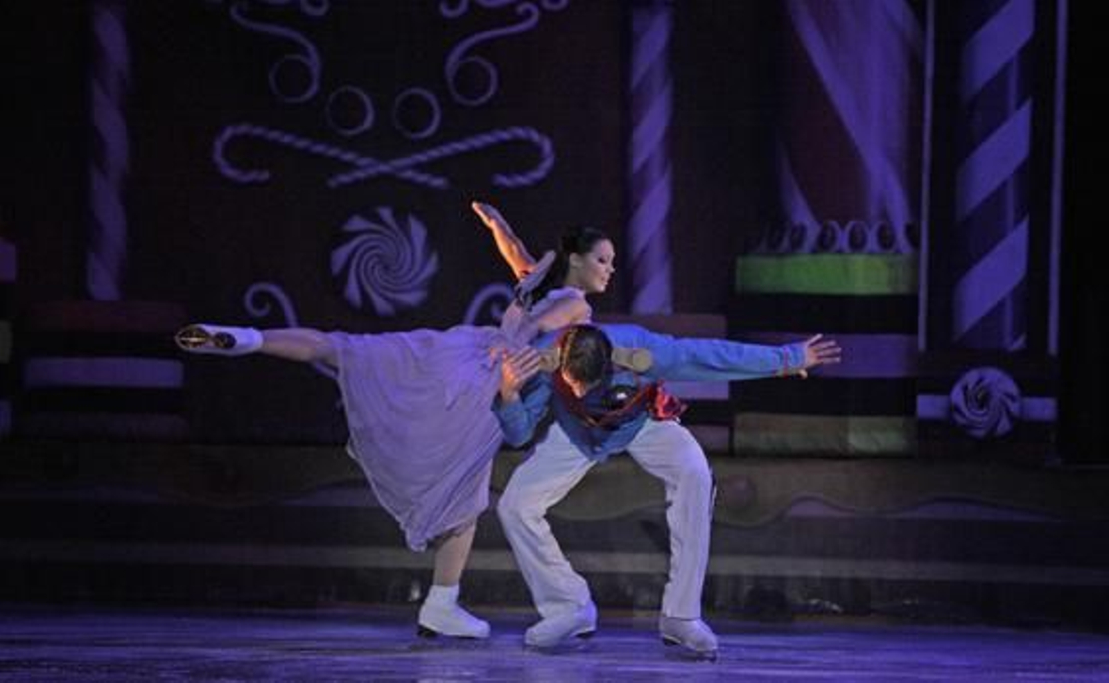 Imagen de 'El cascanueces' sobre el hielo en el Teatro de la Maestranza. / Antonio Pizarro