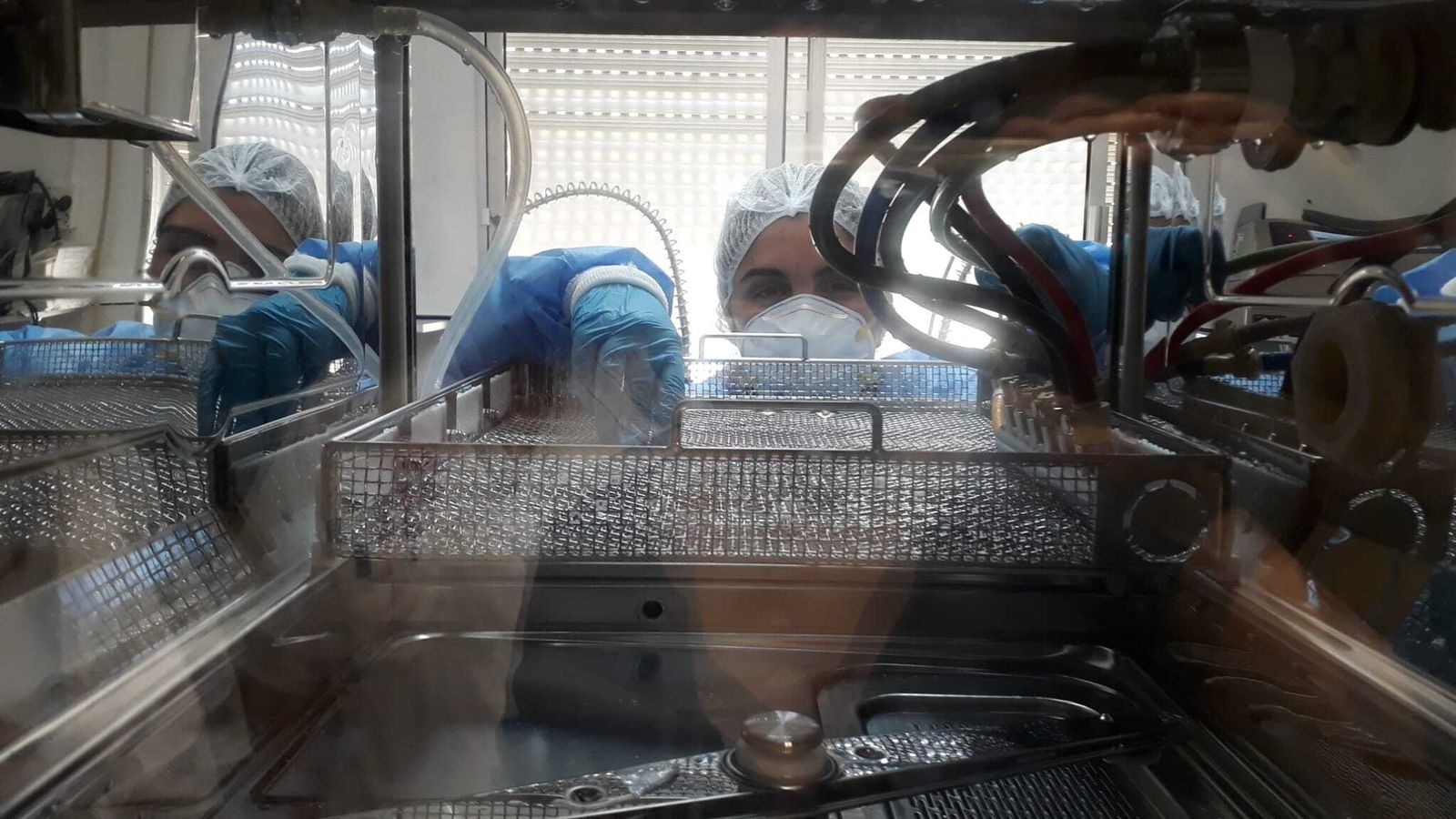 Doble puertas del sistema de lavadoras que comunica de forma interior la zona de sucio con la de limpio para evitar contaminaciones cruzadas por contacto con superficies.