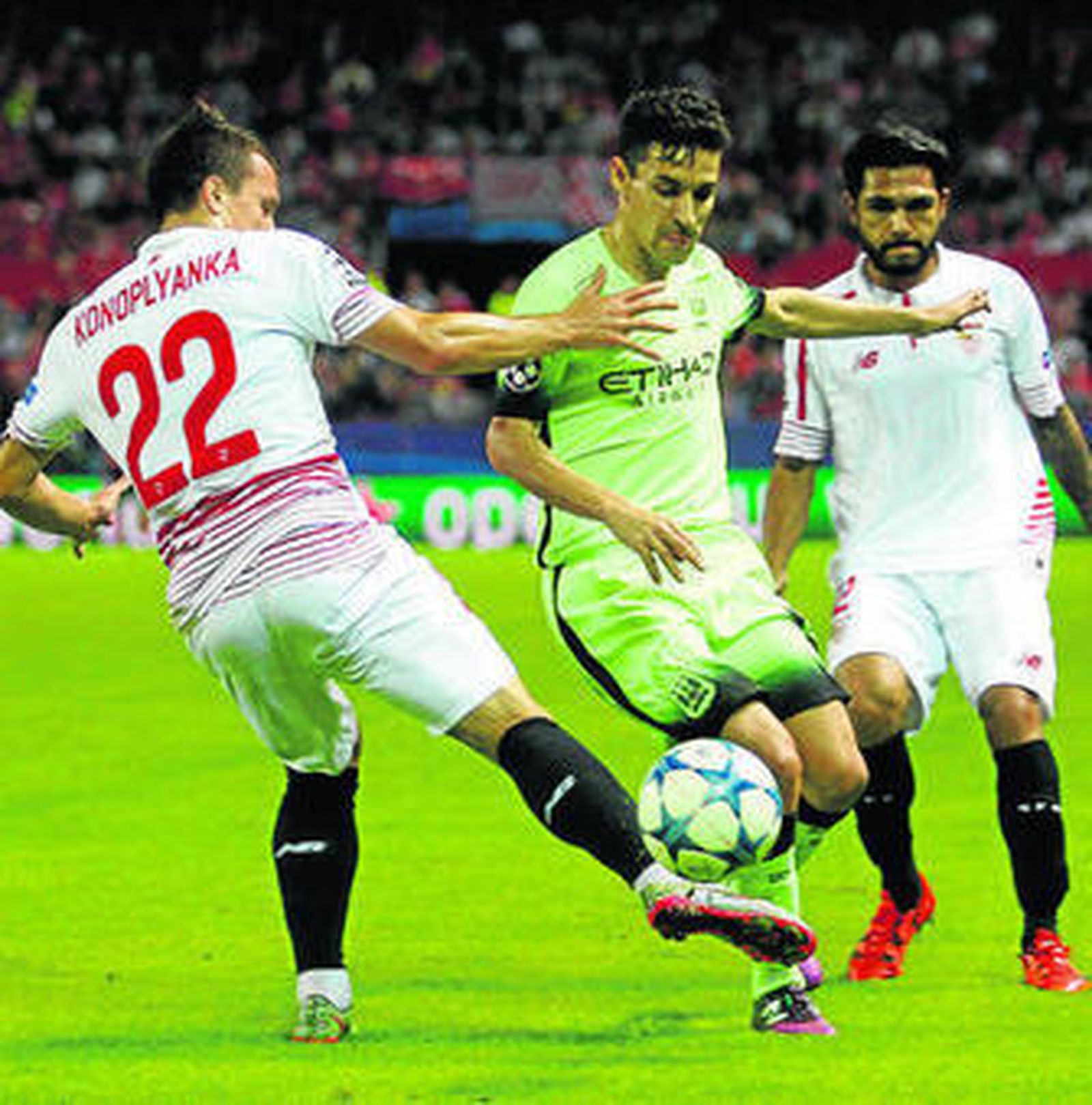 Jesús Navas trata de marcharse de Konoplyanka con Tremoulinas al fondo.