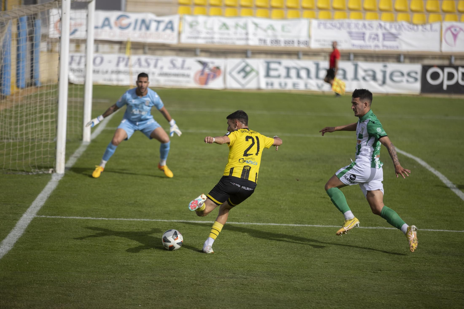 Imágenes del partido entre el San Roque de Lepe y el Atlético Sanluqueño
