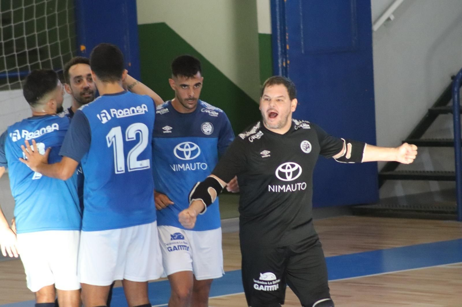 Varios jugadores del Xerez Toyota felicitan a Samu tras uno de sus goles este curso. Varios jugadores del Xerez Toyota felicitan a Samu tras uno de sus goles este curso.