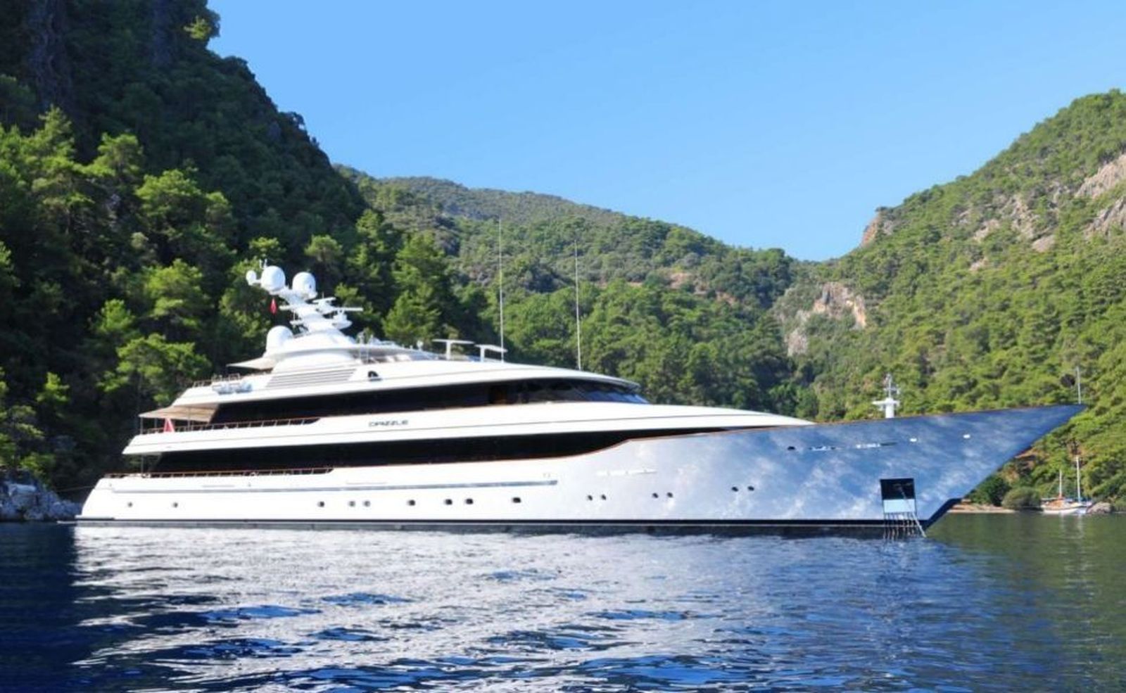 El nuevo yate de Amancio Ortega, el Drizzle, tiene 67 metros de eslora. Arriba, el empresario disfruta en su cubierta.