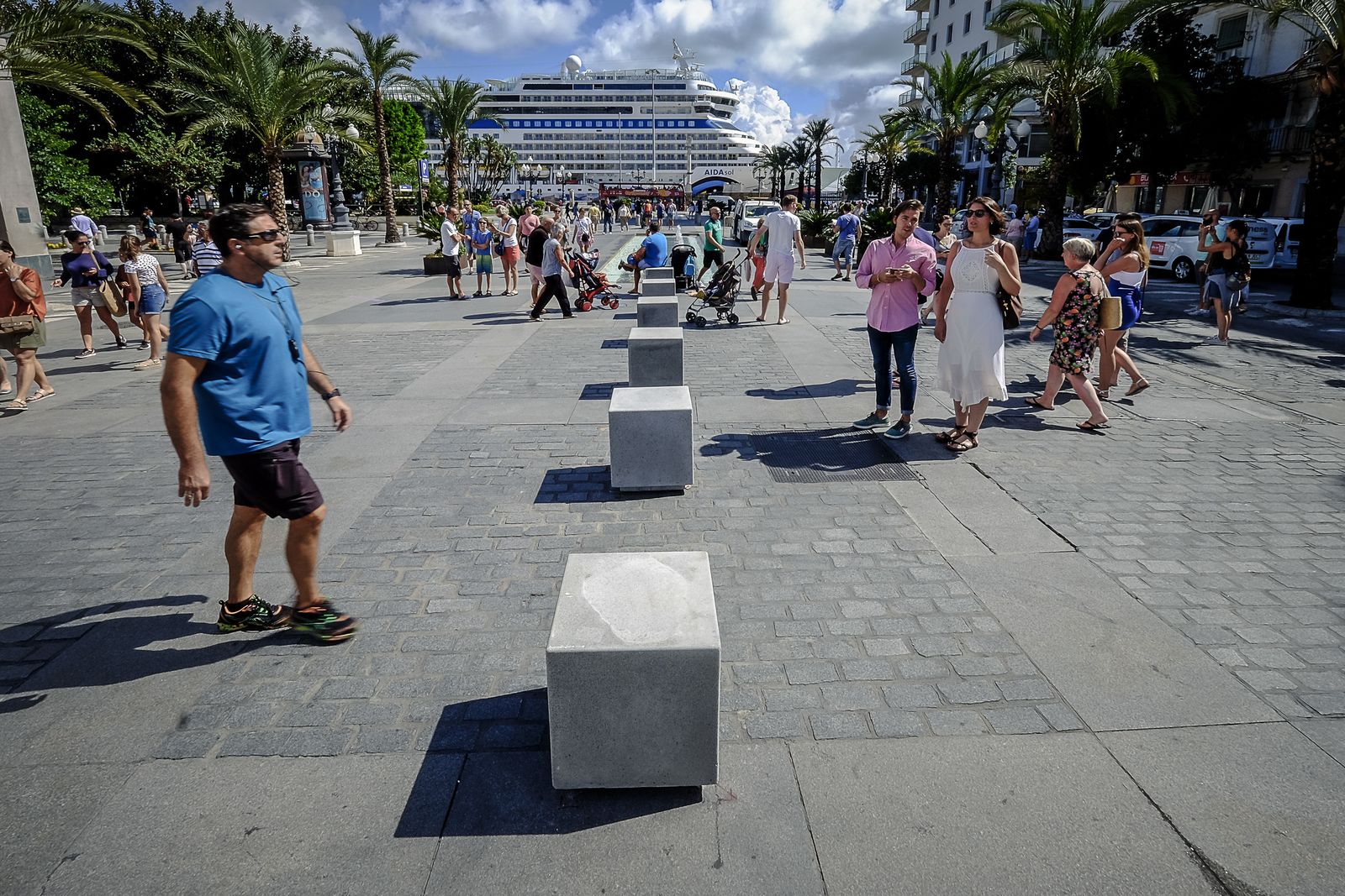 Las medidas antiterroristas en la plaza de San Juan de Dios.