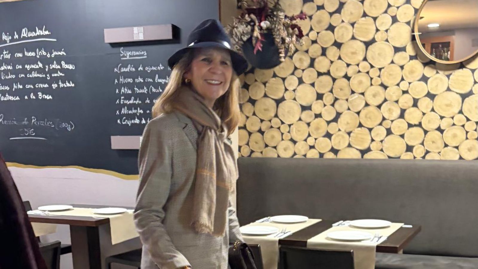 La Infanta Elena en un popular restaurante de Huelva este jueves.