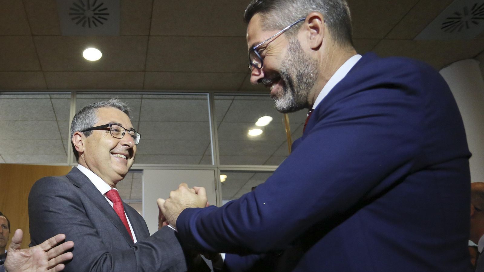 Salado con Juan Carlos Maldonado en el pleno de la constitución de la Diputación de Málaga