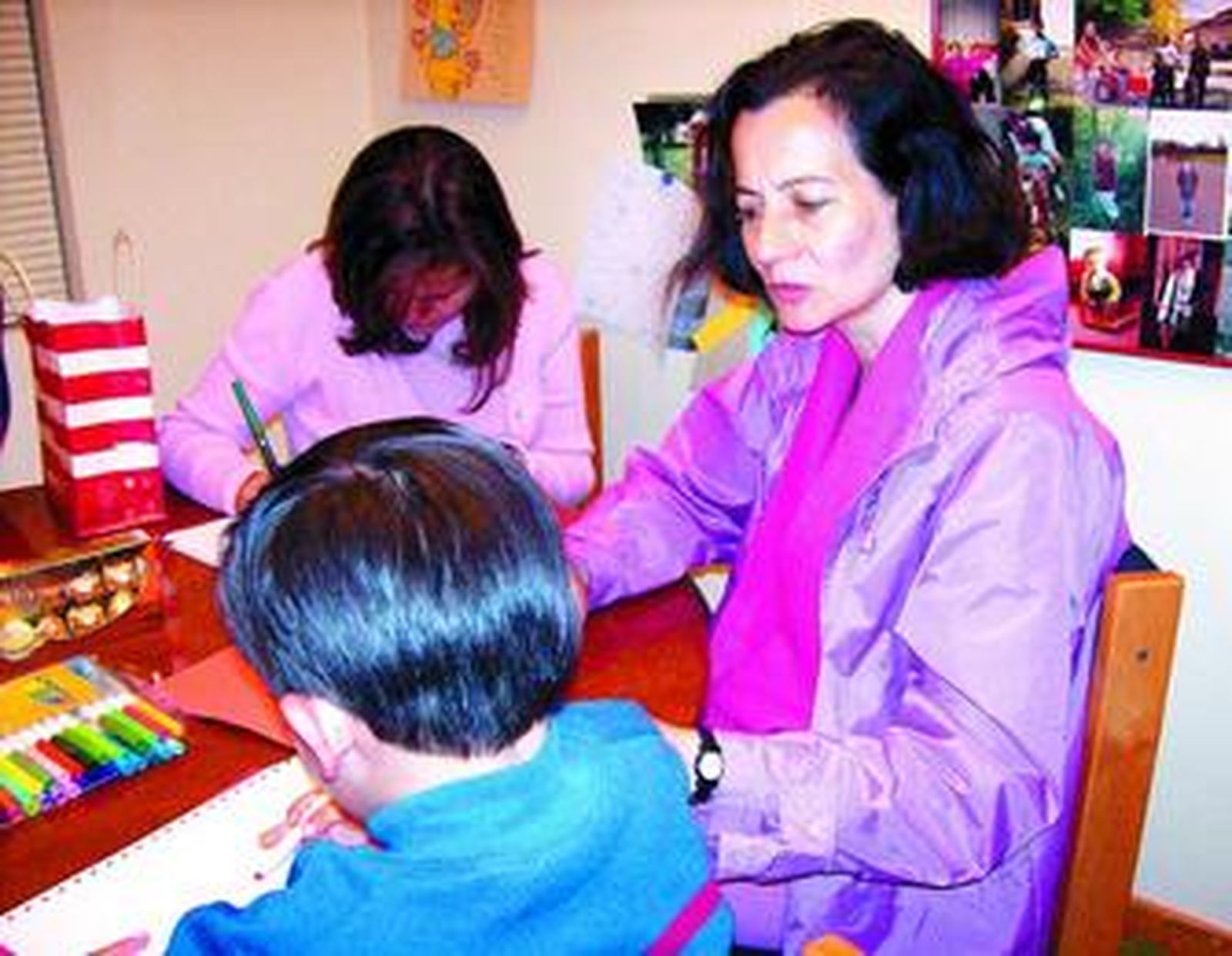 Emmanuel, el hijo de la política liberada por la guerrilla colombiana, dibuja con su madre.