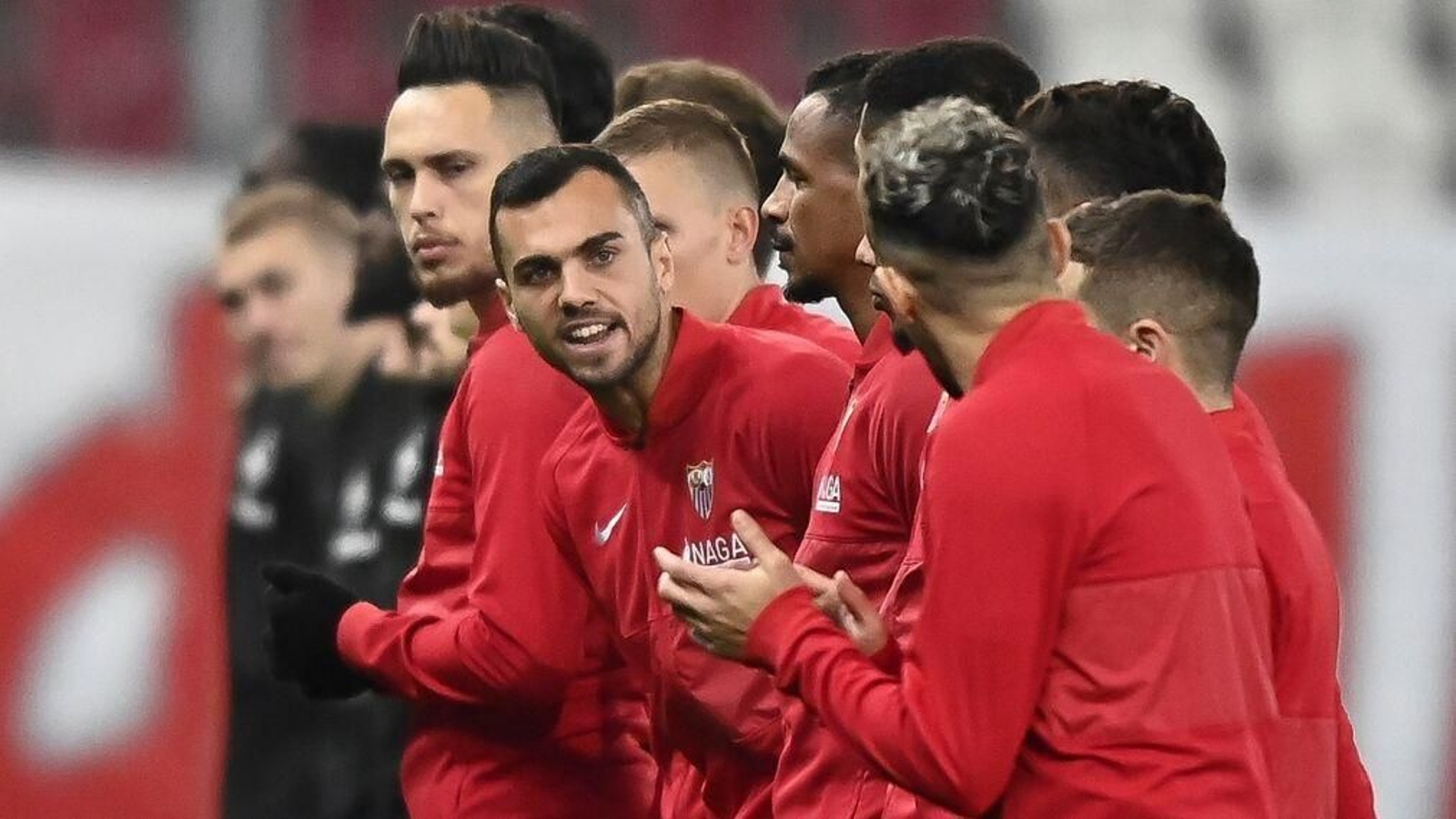 Joan Jordán y Munir animan al resto de compañeros durante el protocolo de inicio del Salzburgo-Sevilla.