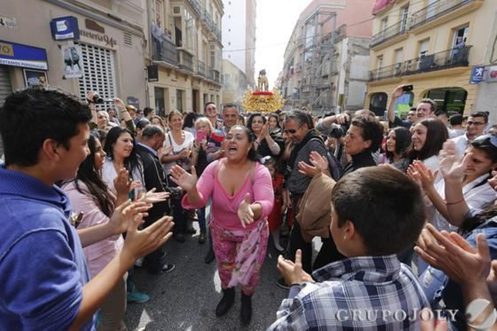 Crucifixión, Gitanos, Dolores del Puente, Pasión, Estudiantes y Cautivo protagonizaron una jornada en claroscuro./ Javier Albiñana