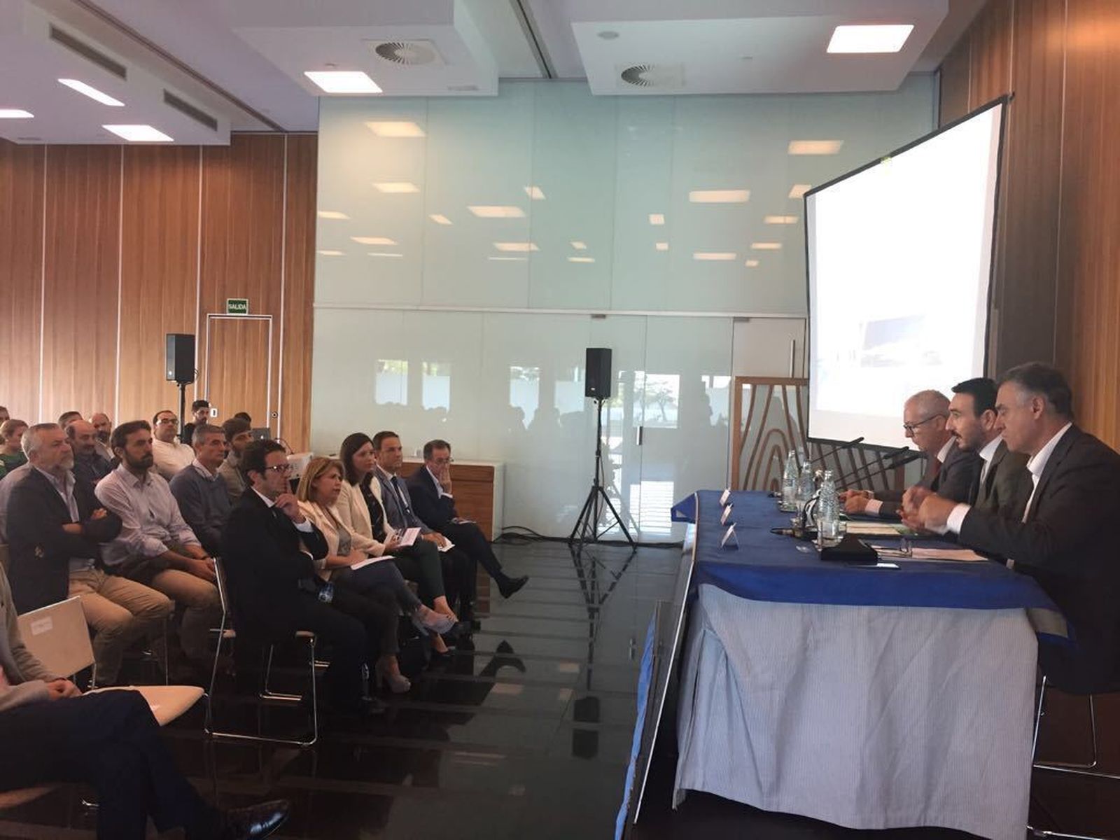 Sánchez junto a otros alcaldes y responsables de la Junta, en la jornada celebrada en Cádiz.